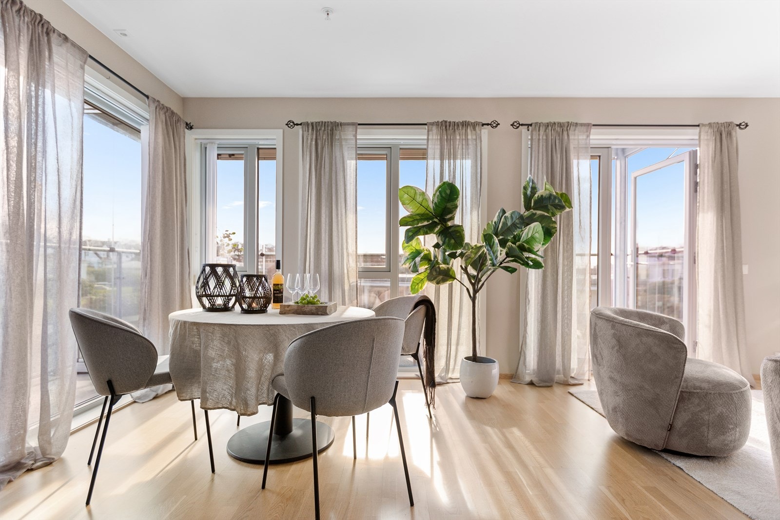 Store vindu som gir masse naturlig lys inn i leiligheten! Galleribilde