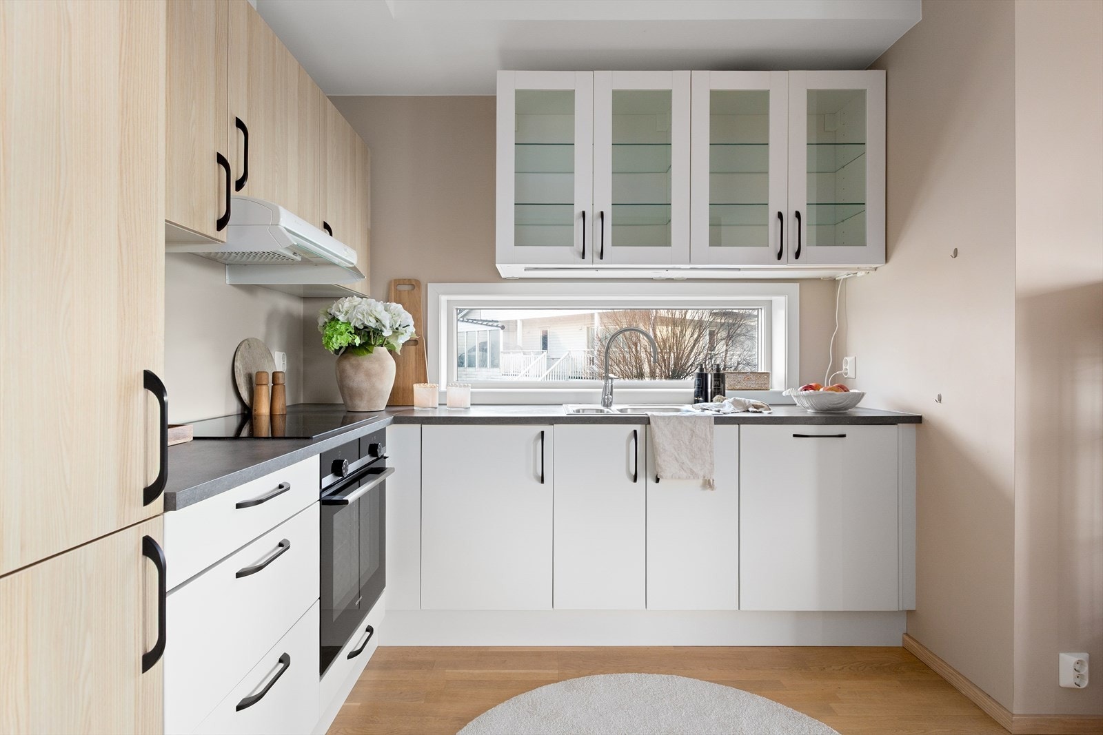 Flott kjøkken med god skapplass! Galleribilde