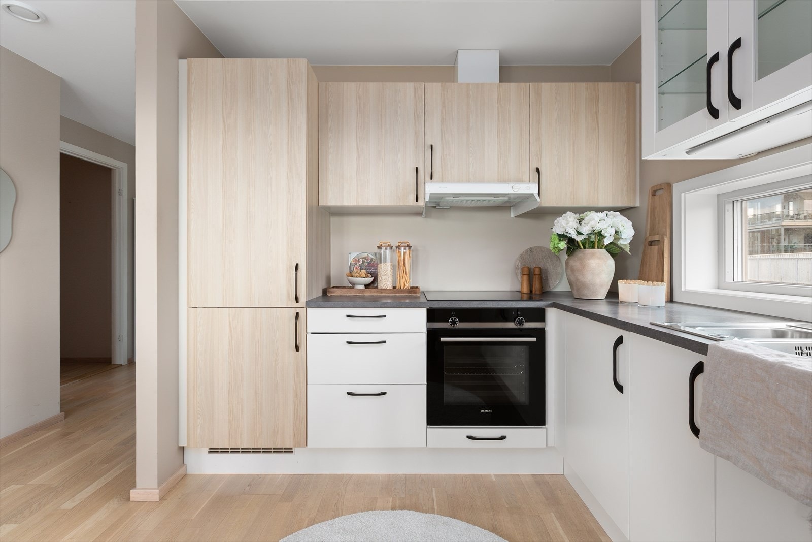 Kjøkken med integrerte hvitevarer. Galleribilde