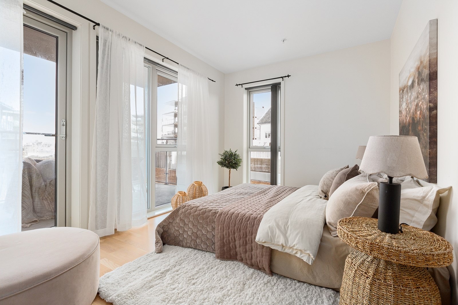 Hovedsoverom med utgang til balkong. Galleribilde