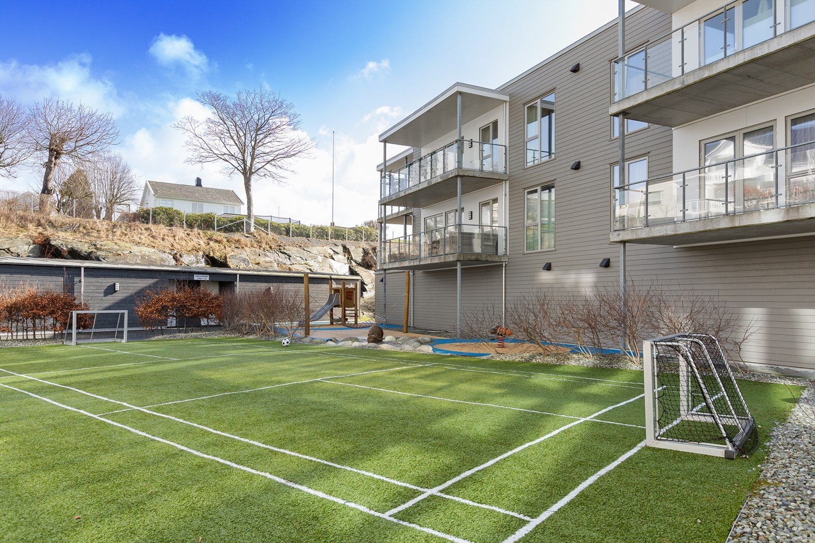 Sameiet har flotte uteområder for fritidsaktiviteter, lek og utendørs oppvarmet svømmebasseng. Galleribilde