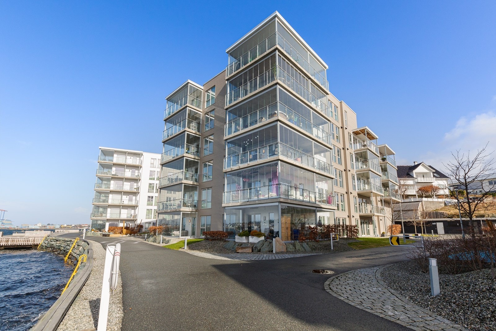 Gangavstand til sentrums mange fasiliteter: Haraldsgaten og Markedet med shoppingmuligheter, Haugesund sykehus, Sjøfartsdirektoratet, skoler og Indre kai. Salhusvegen Hjemmebakst (Haugli bakeri) er ikke lange turen unna. Galleribilde