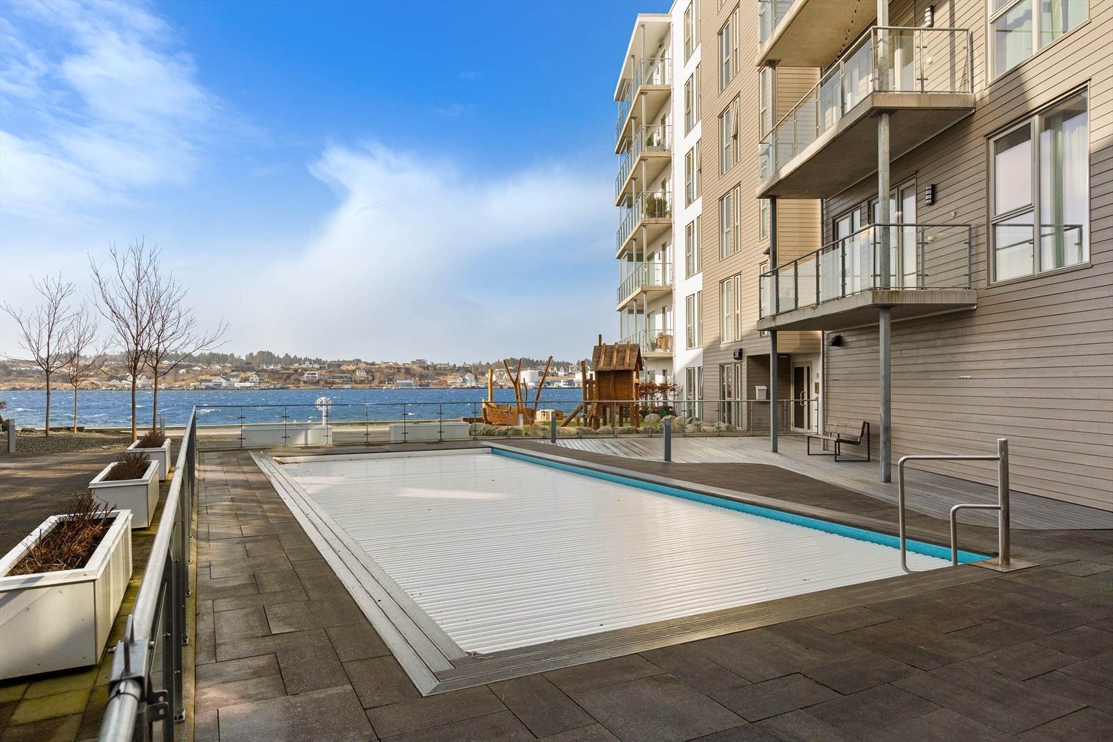 Et sameiet som har felles oppvarmet utebasseng. Tenk deg det, oppvarmet! Galleribilde