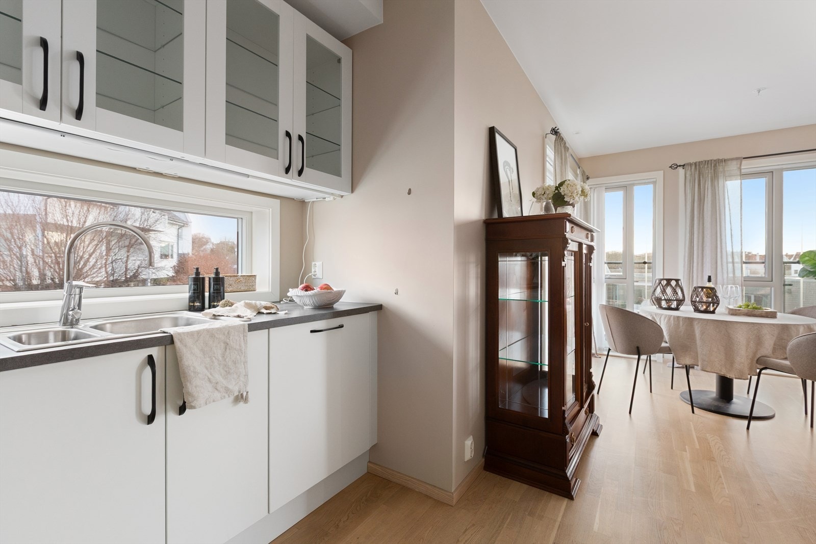 Kjøkken med åpen løsning mot stue. Galleribilde