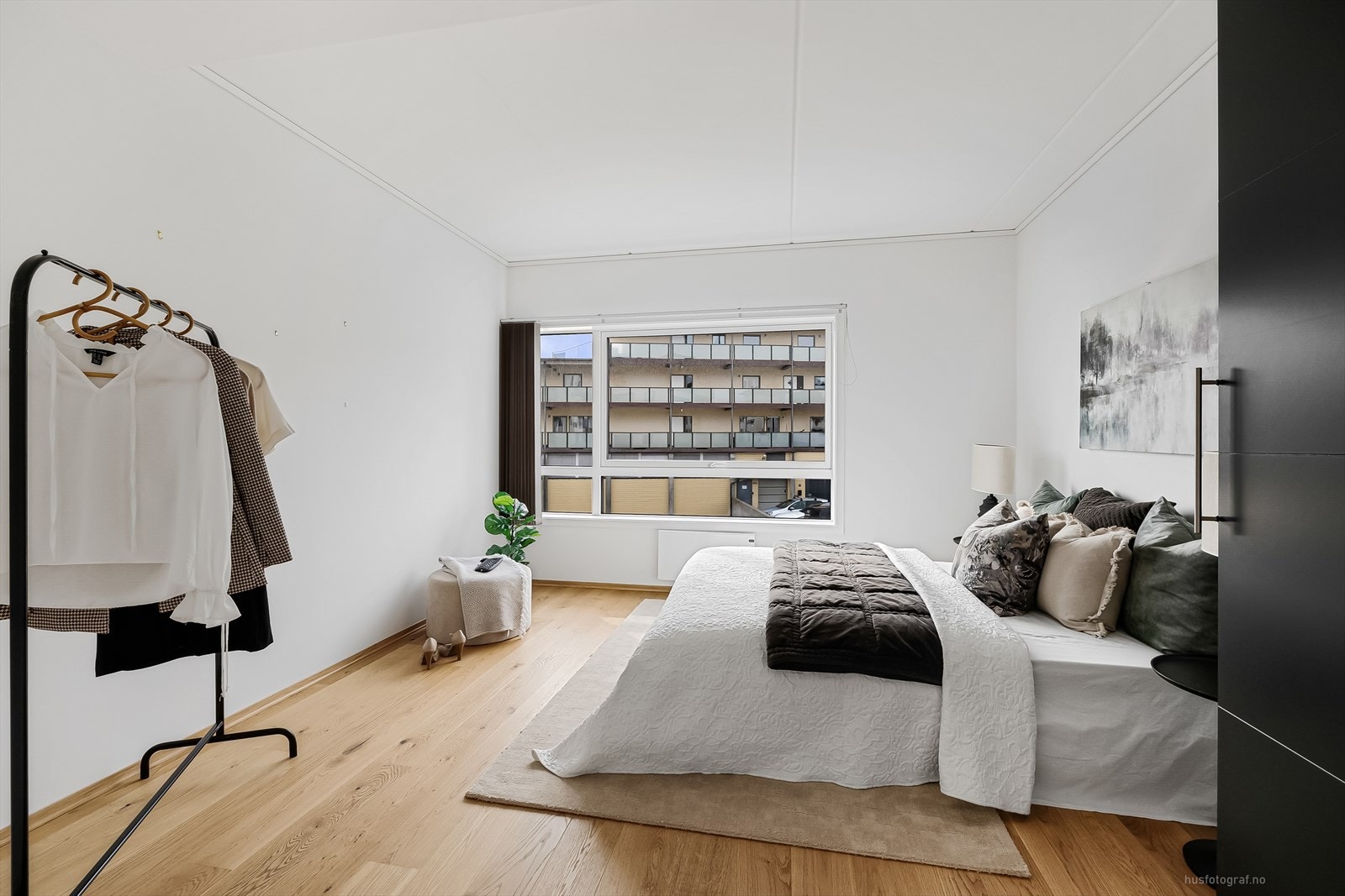 Soverom 1: Store vinduer gir flott lys! Galleribilde