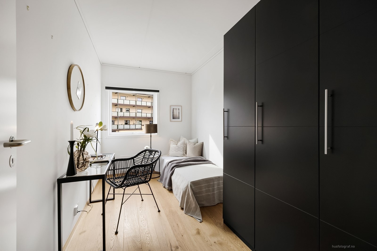 Soverom 2 / Kontor: Rommet kan både innredes som et flott kontor eller som et pent barnerom. Galleribilde