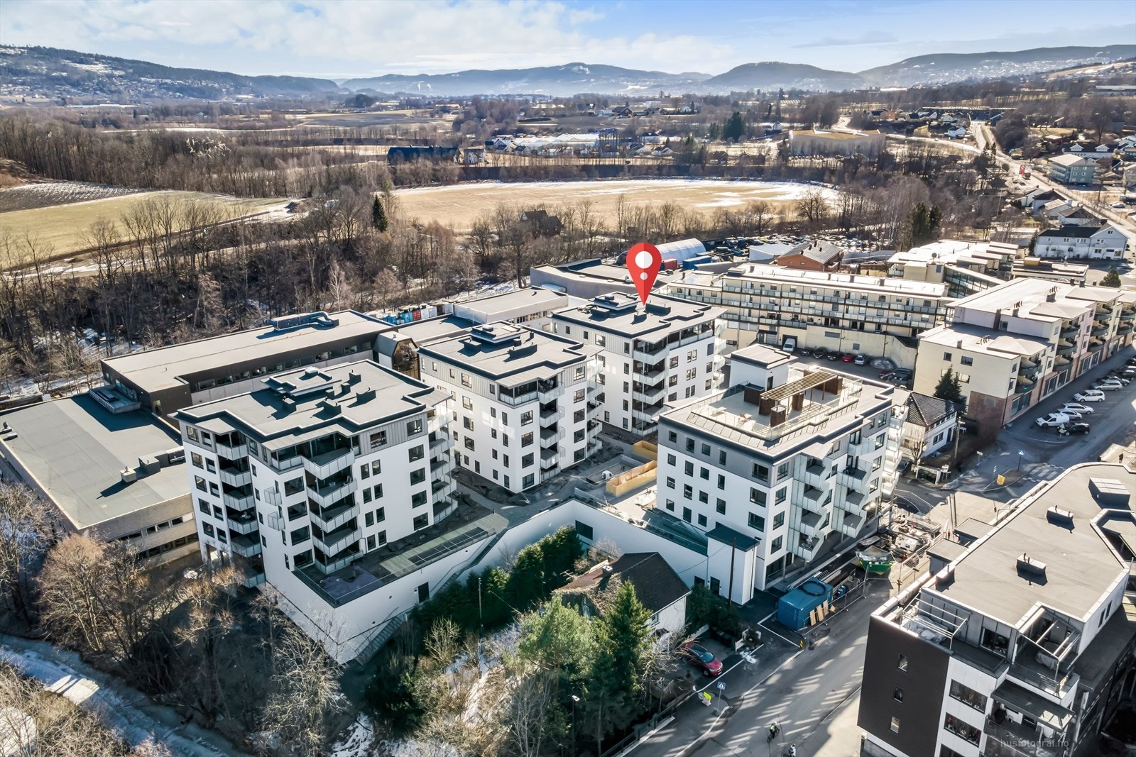 Boligen ligger sentralt til i Lierbyen med gode kollektivforbindeler. Galleribilde