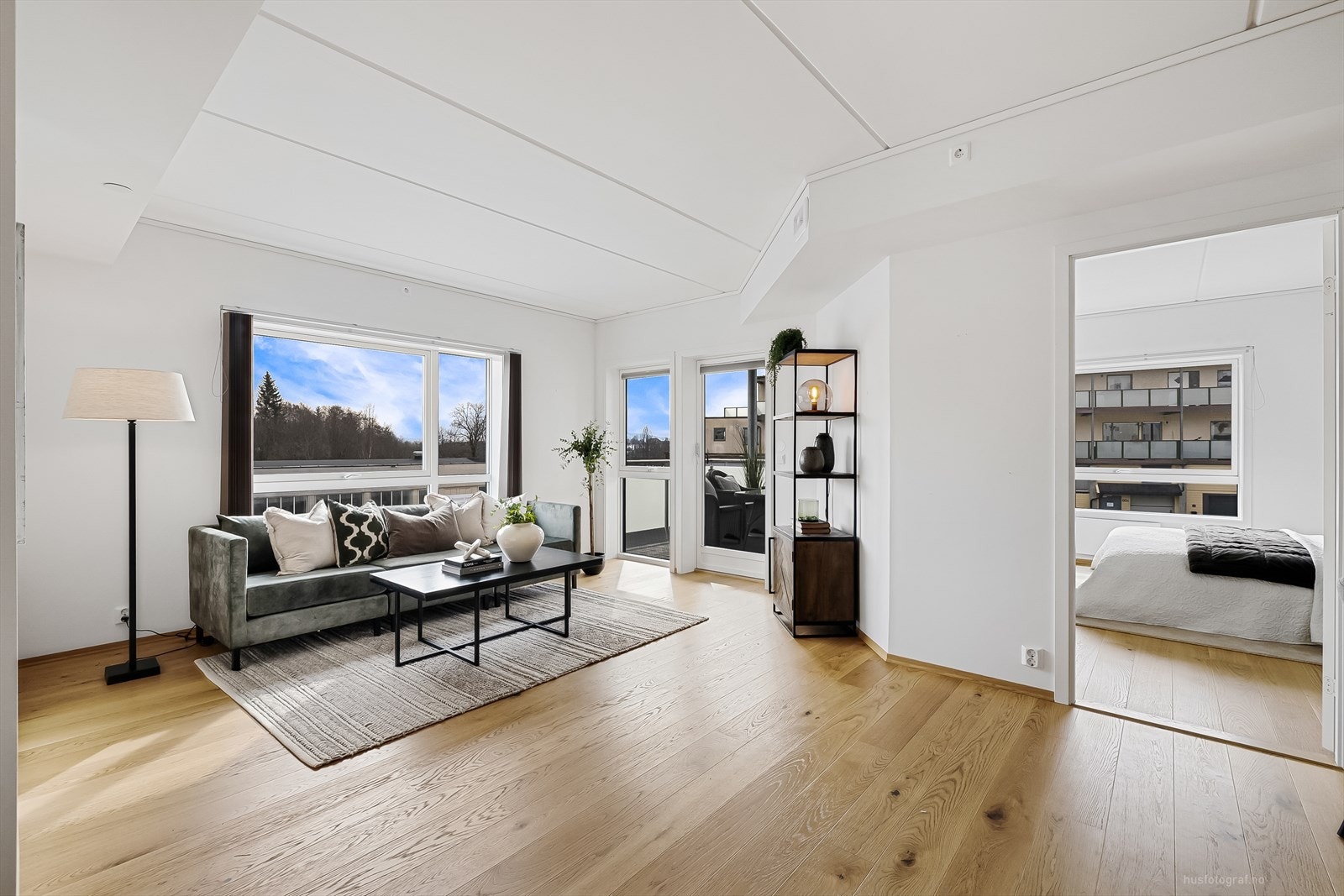 Stuen gir direkte utgang til leilighetens balkong. Galleribilde