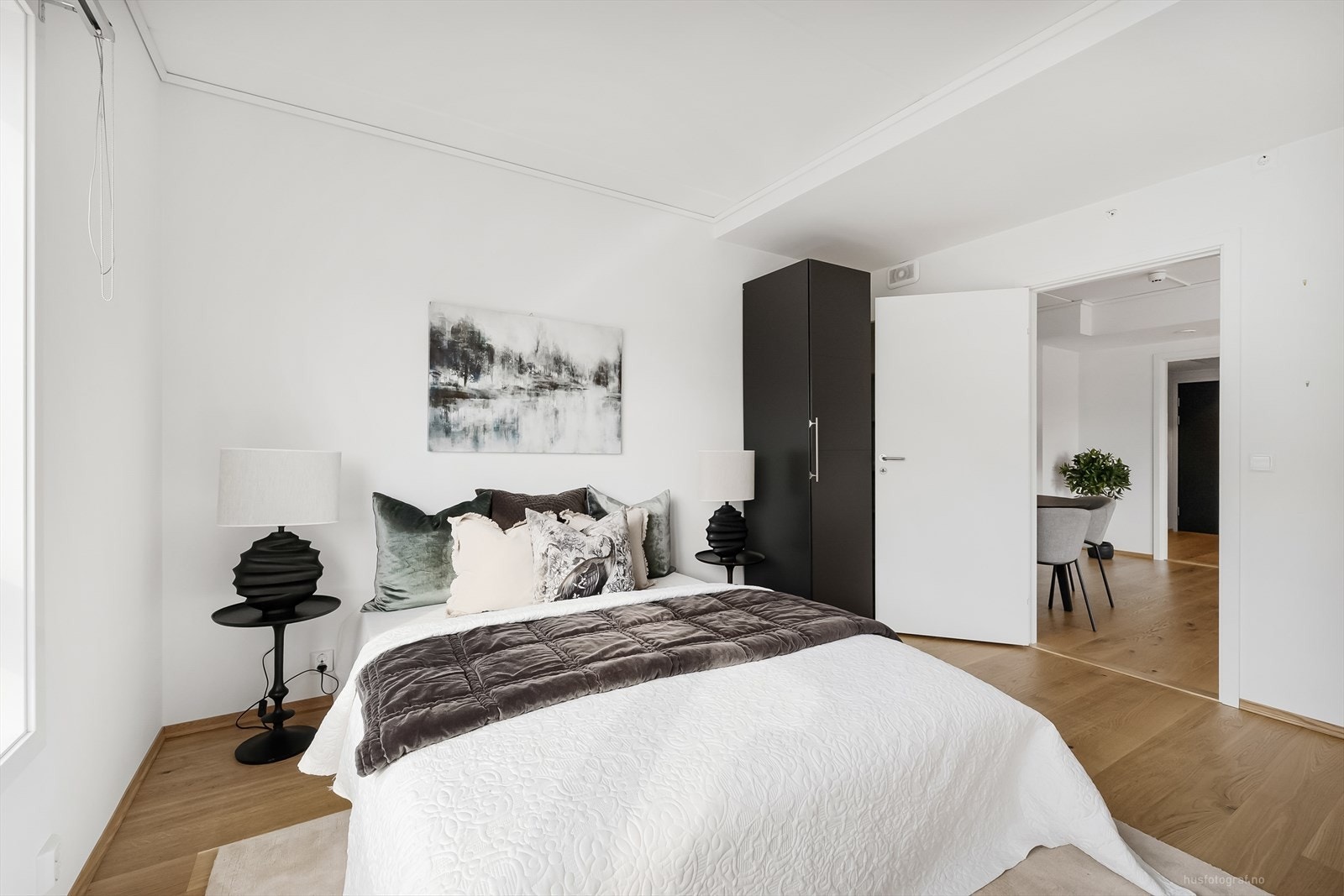 Soverom 1: Svært romslig soverom med plass til både dobbeltseng, nattbord og garderobeskap. Galleribilde