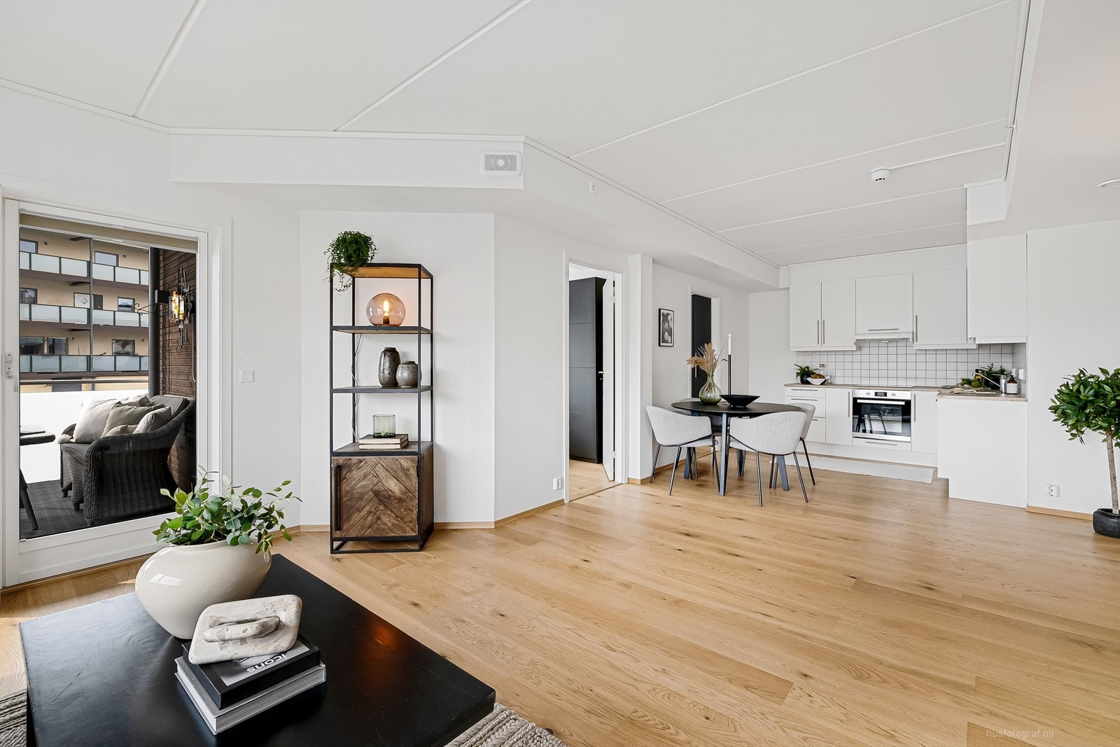 Lys og pen stue med åpen kjøkkenløsning. Galleribilde