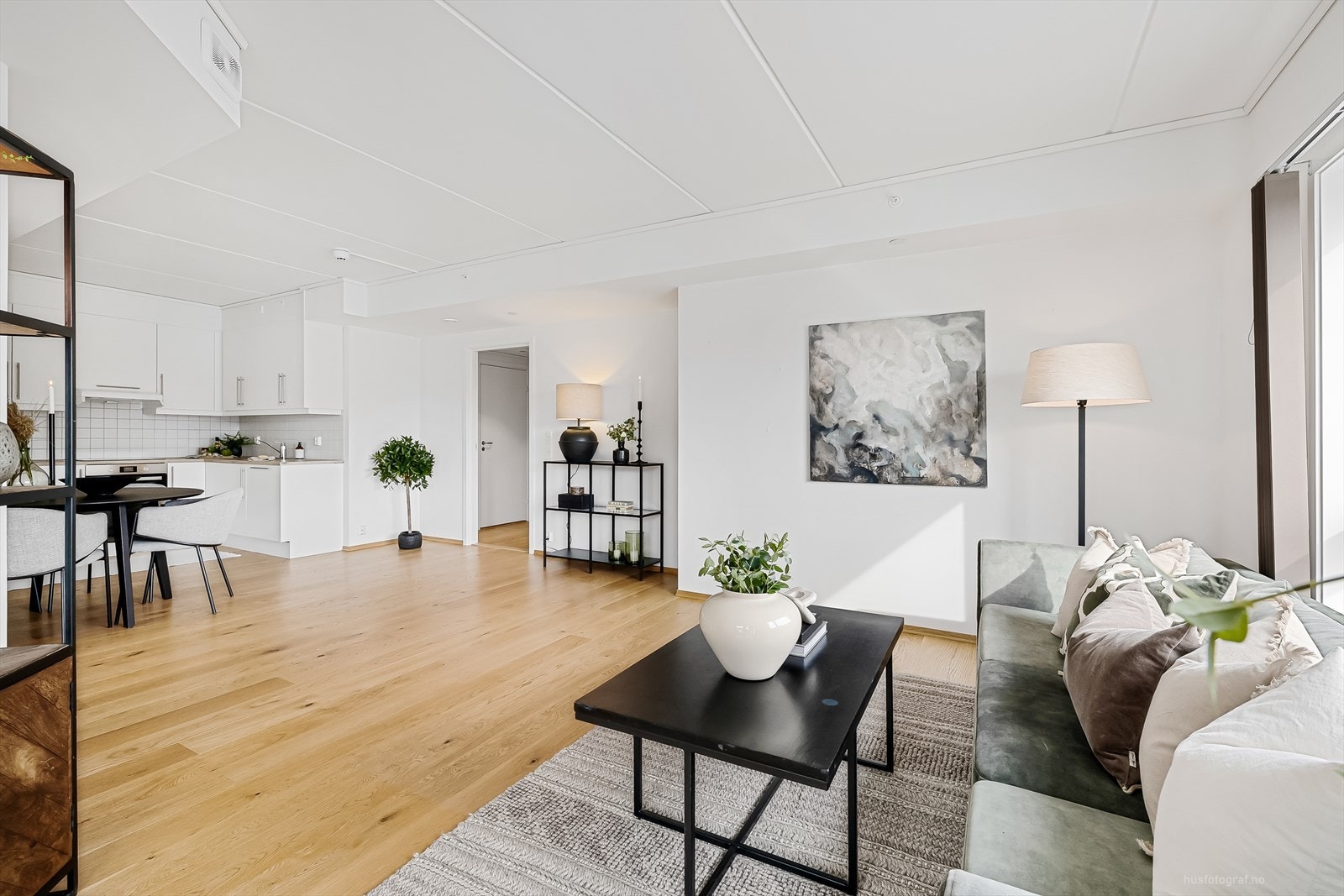 Parkett på gulvene og store vindusflater gir rikelig med lysinnslipp! Galleribilde