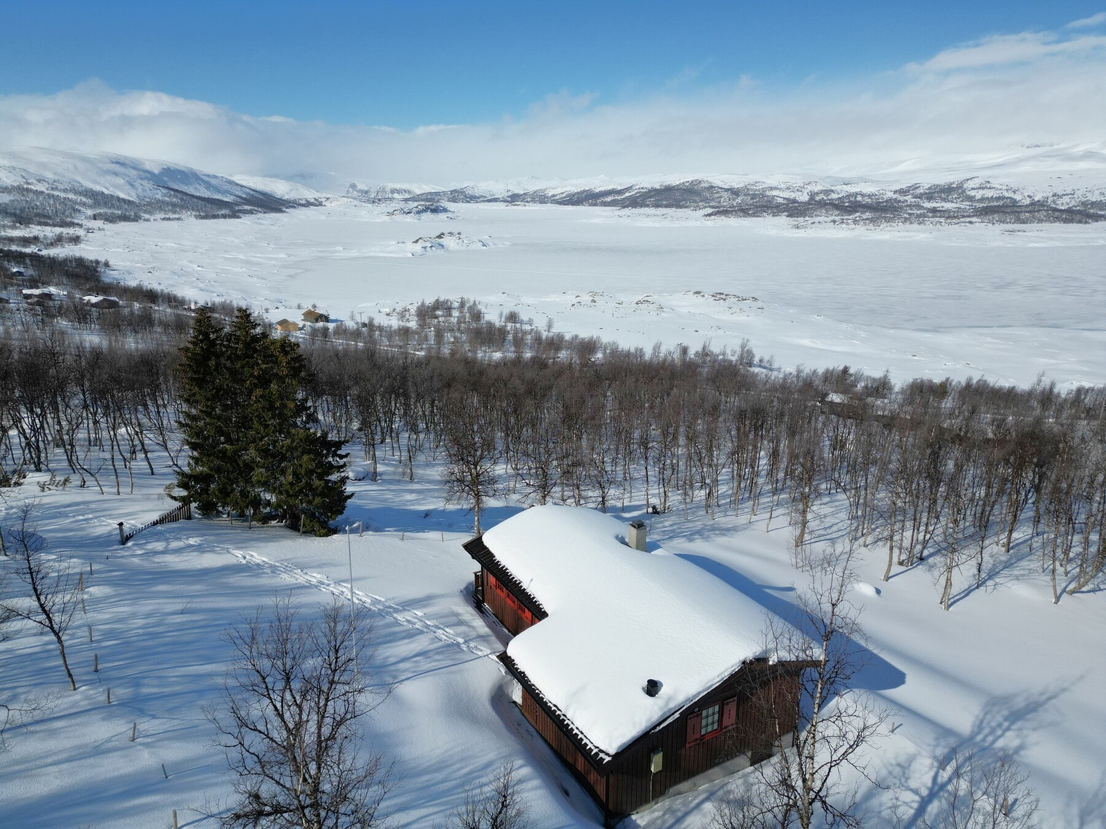 Fin fjellhytte med fantastisk utsikt over Ustevatn og Hallingskarvet. Stille og usjenert beliggenhet midt i fjellheimen. Galleribilde