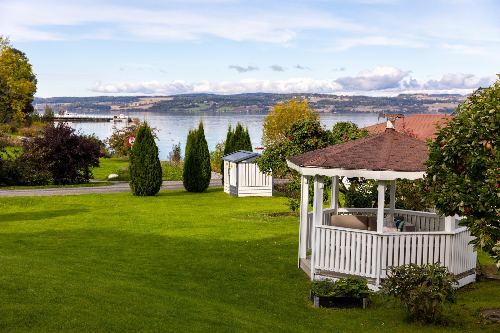 Tomten er på 1 428,90 m²pent opparbeidet med plen og beplantning - perfekt for både avslapning og lek. Galleribilde
