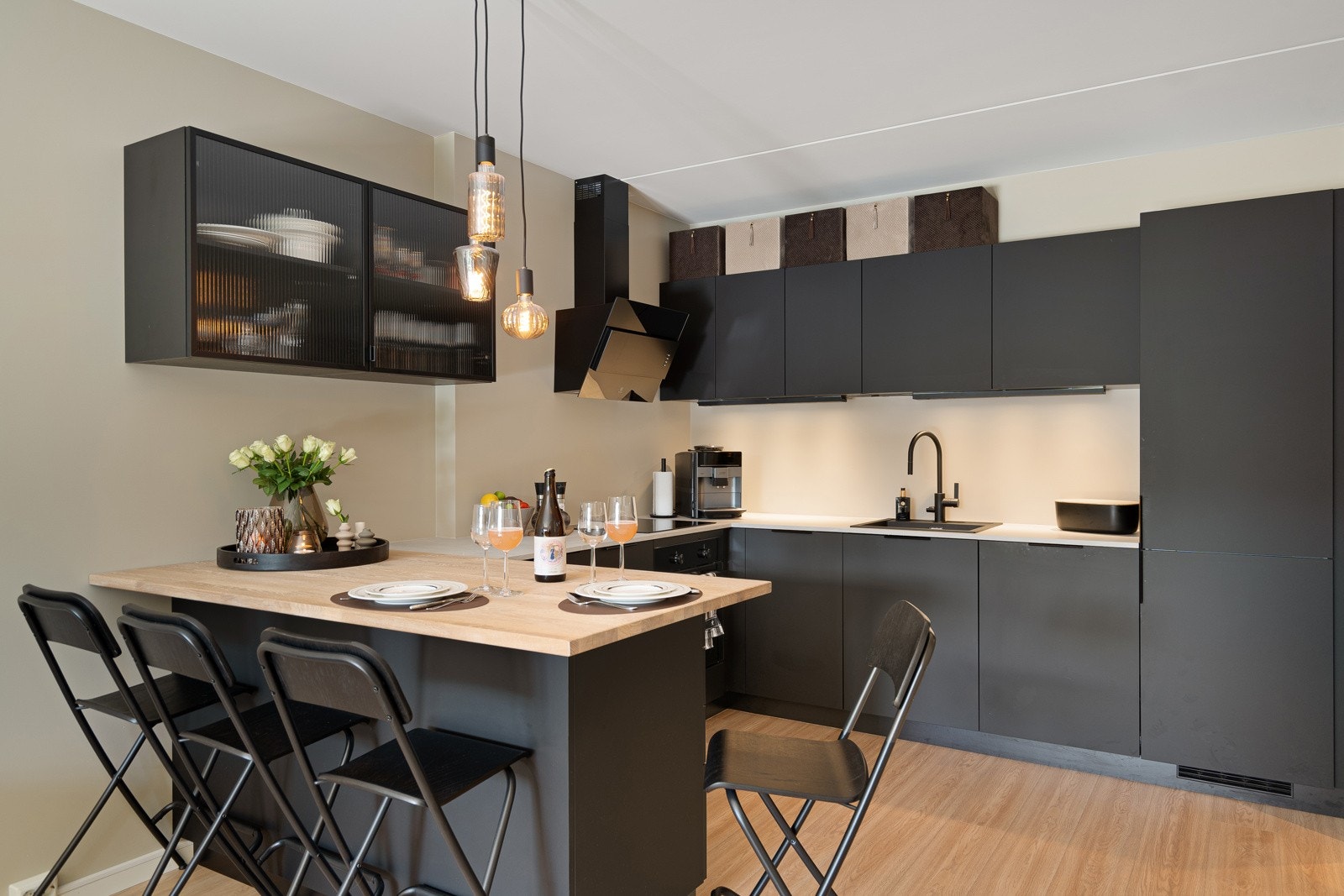 Velkommen til en lekker leilighet, med gode lysforhold og moderne materialvalg Galleribilde