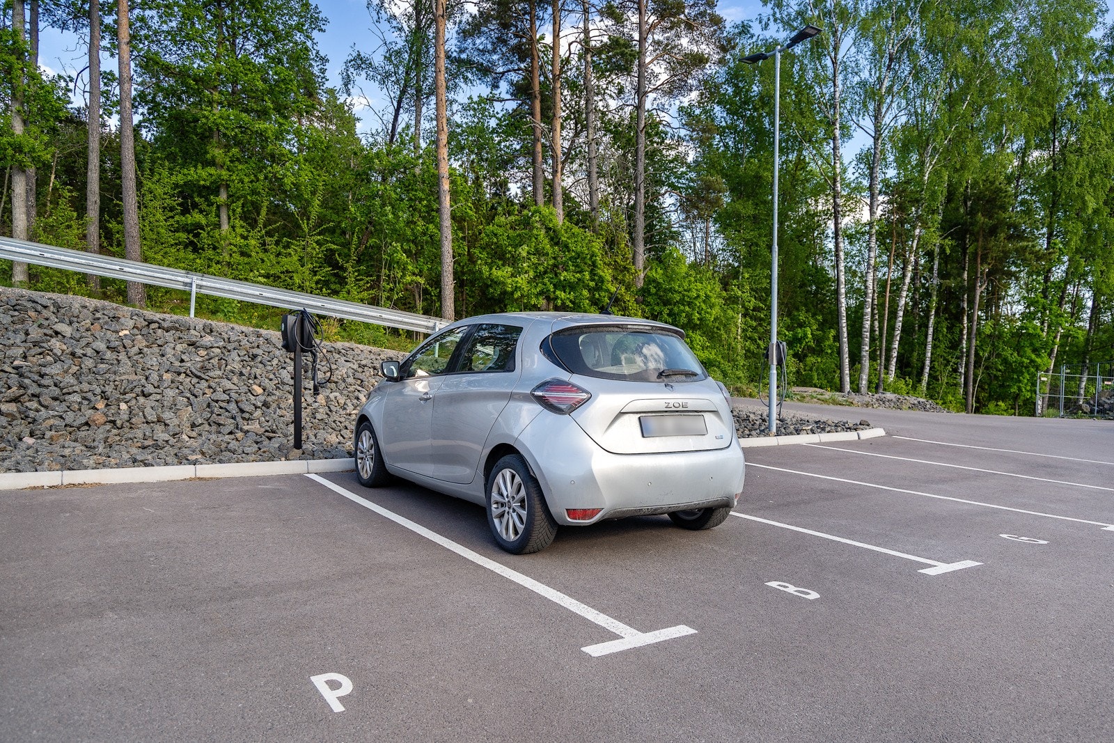 Fast parkeringsplass rett i nærheten av inngangspartiet Galleribilde