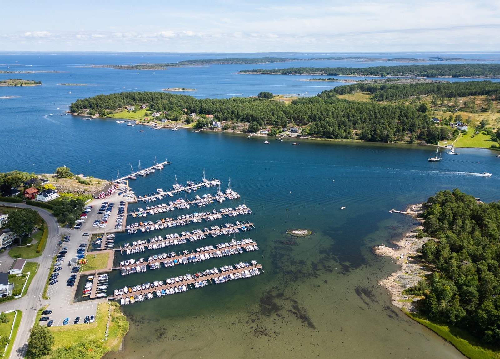 Området byr bl.a. på en rekke friarealer rett på utsiden av egen dør. Det er også kort vei til Bjerkøysundet og Færderskjærgården. Arås båthavn og Knarberg båthavn ligger innen kort avstand. Galleribilde