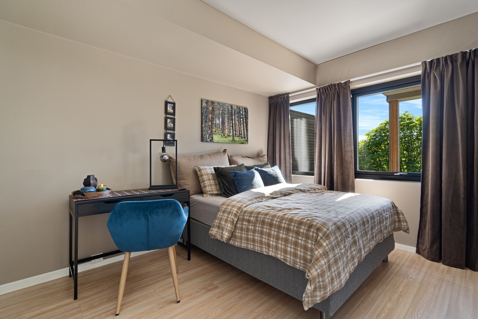 Stilrent soverom med god plass til dobbeltseng og garderobeløsning Galleribilde