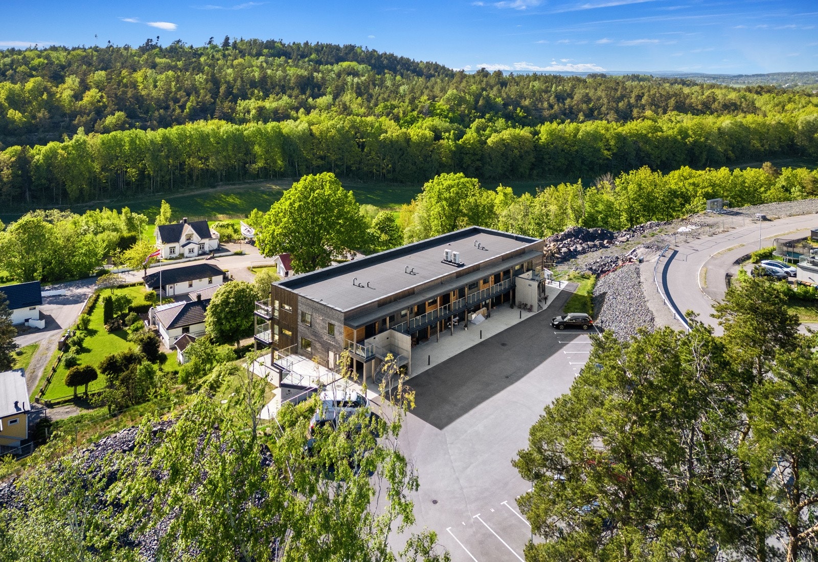 Roppestadkollen er et godt planlagt boområde hvor man vil se resultatet av tilretteleggelse med store friarealer, rolig bomiljø og moderne arkitektur. Galleribilde