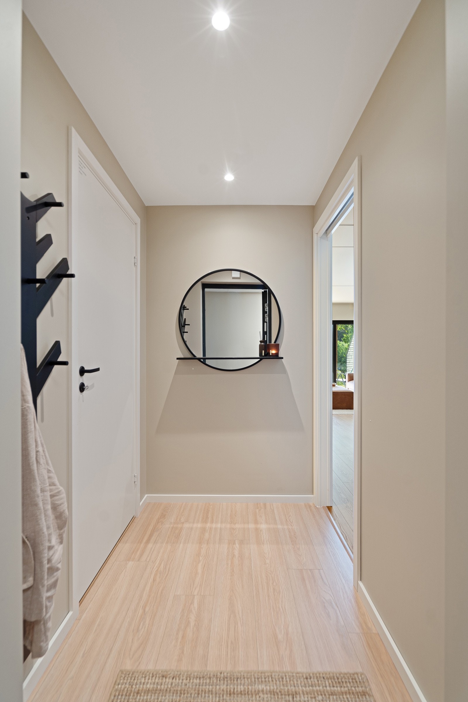 Praktisk entré med bod - ideell til oppbevaring Galleribilde