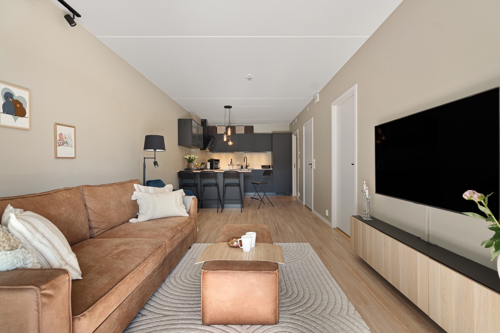 Åpen og sosial stue- og kjøkkenløsning Galleribilde