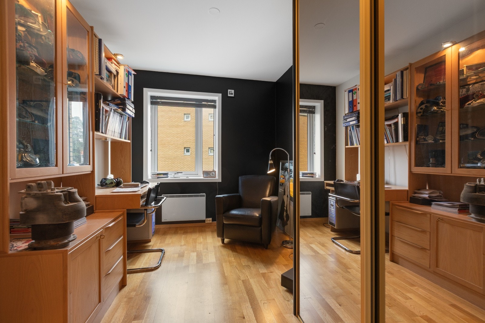 Leiligheten har tre soverom, og ett av dem brukes i dag som kontor. Rommet er innredet med en skyvedørsgarderobe med speilfronter, noe som både sparer plass og gir en illusjon av større rom. Dette gjør det til et funksjonelt og stilfullt arbeidsområde. Galleribilde