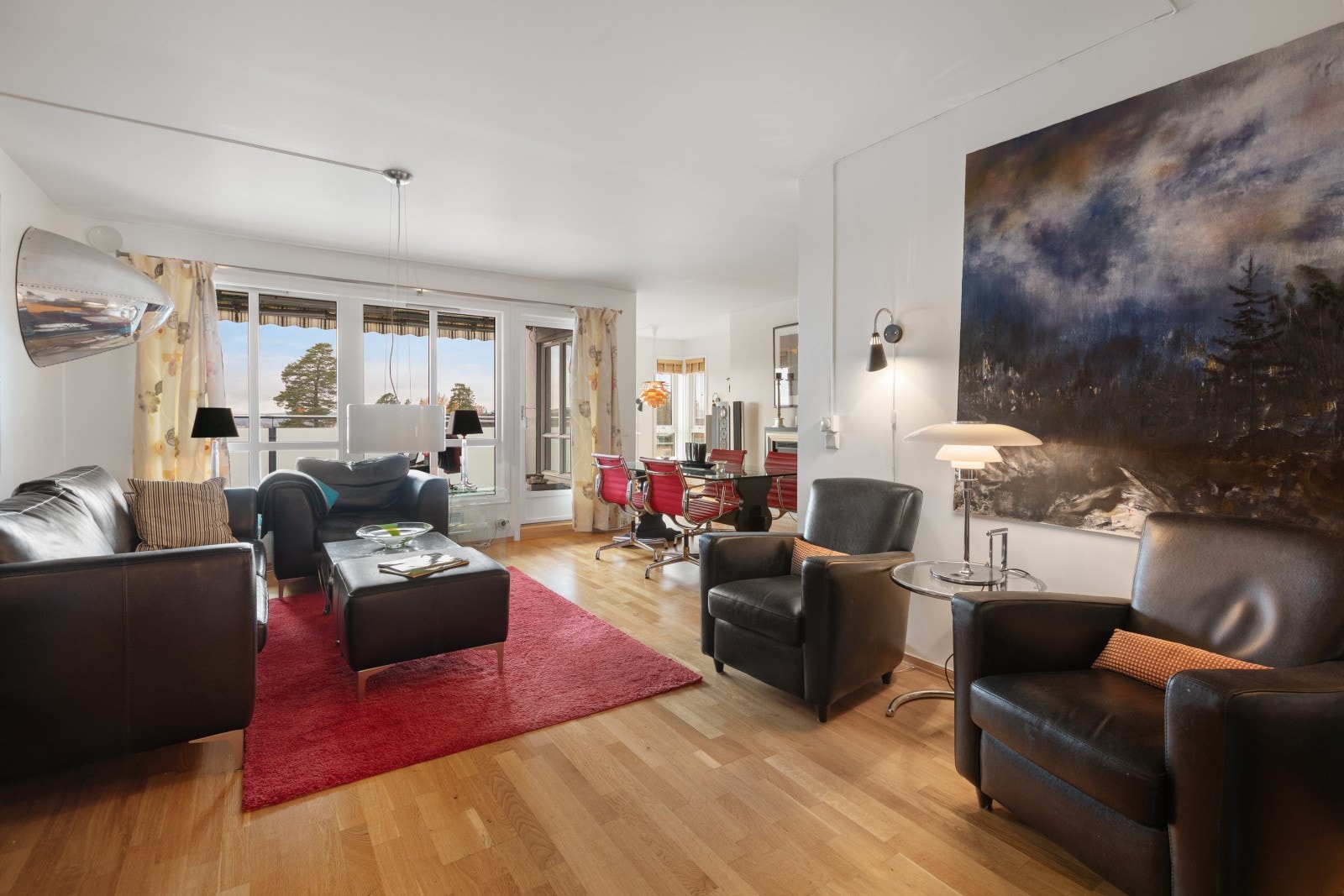 Store vinduer slipper inn rikelig med naturlig dagslys, noe som skaper en lys og luftig romatmosfære. Dette bidrar til en behagelig stemning og gjør at rommene føles enda mer åpne og innbydende. Galleribilde