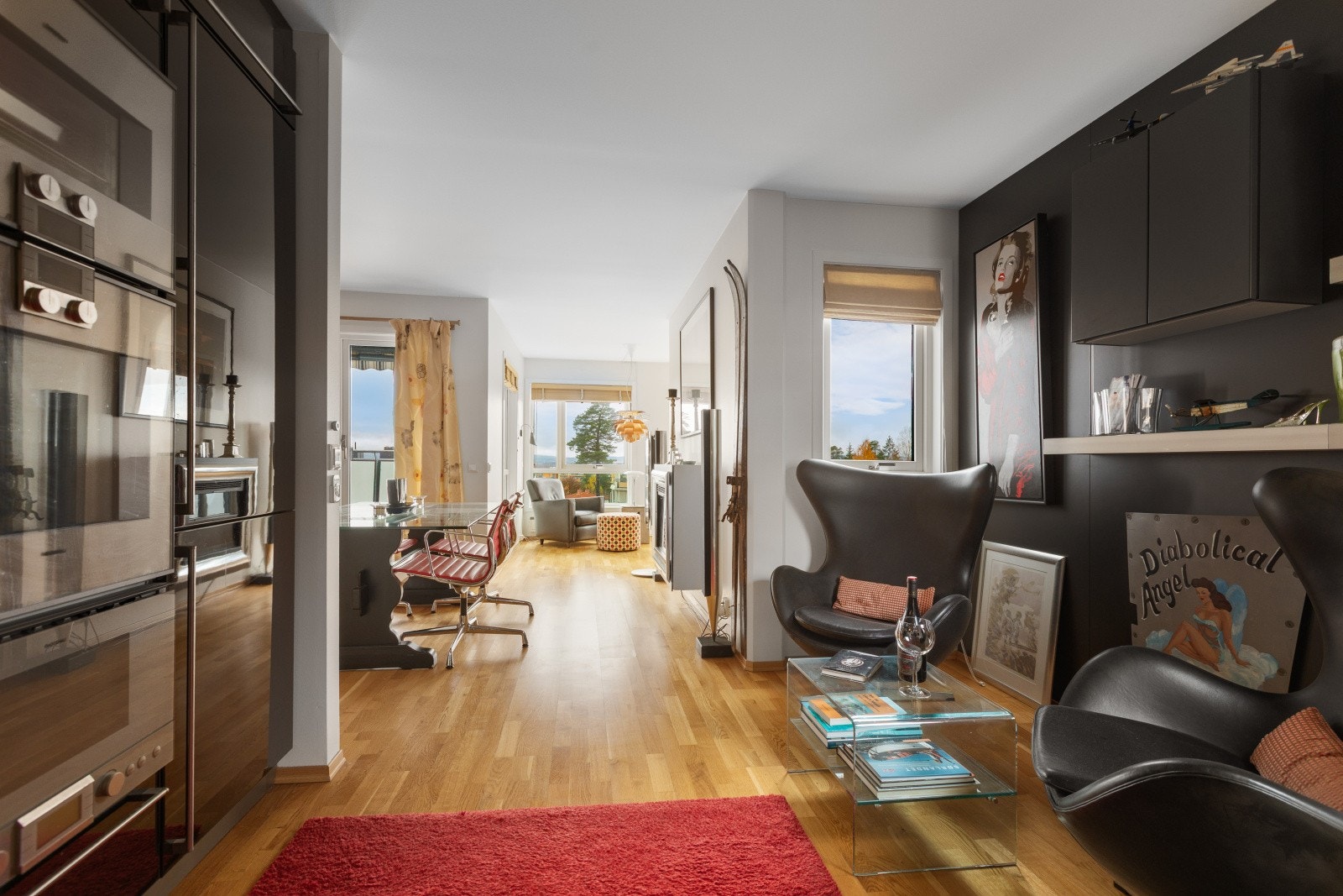 Som en hjørneleilighet får du ekstra vinduer som slipper inn rikelig med naturlig lys, noe som skaper en lys og hyggelig atmosfære. Dette bidrar til en åpen og innbydende følelse i rommet. Galleribilde
