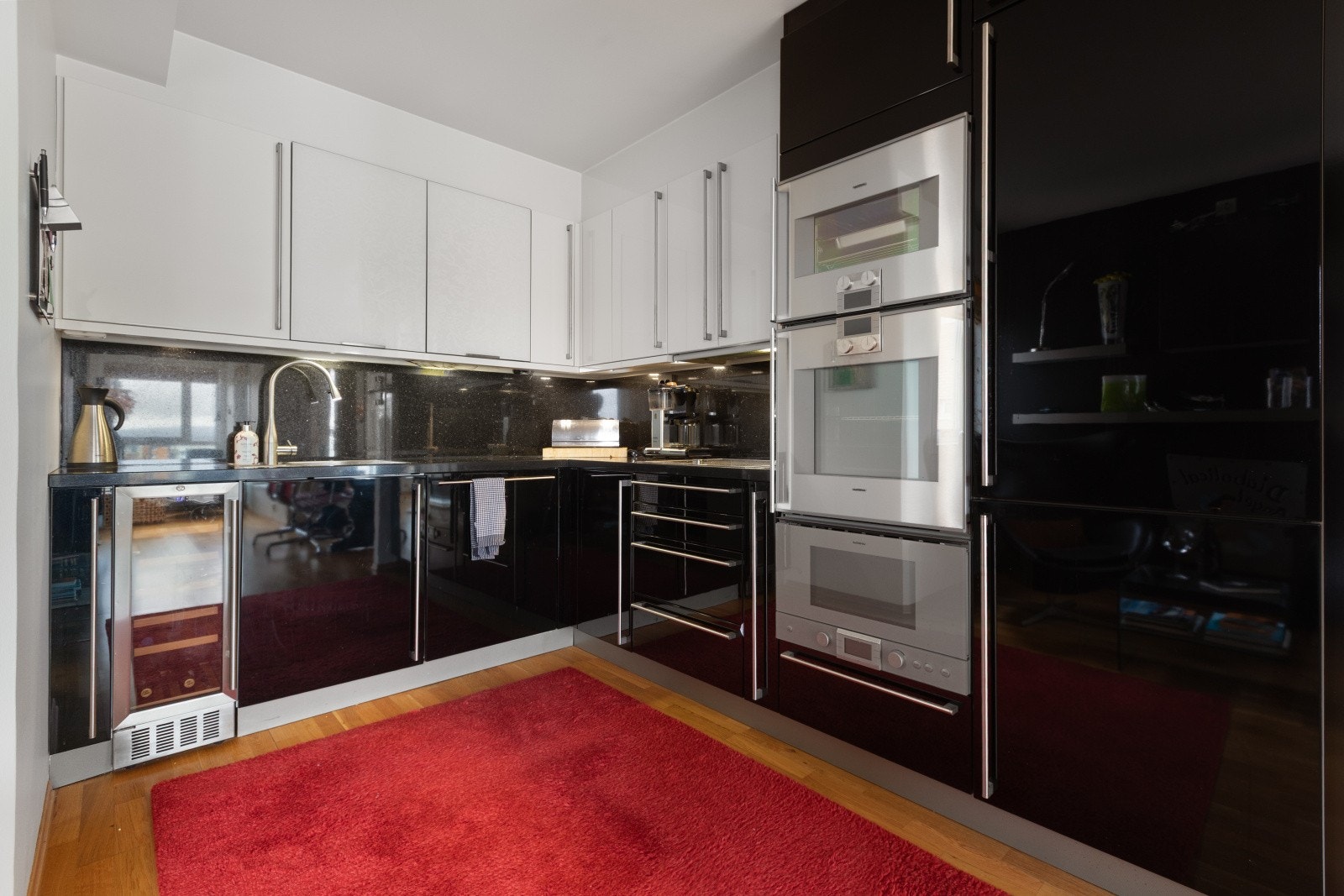 Det følger med eksklusive hvitevarer fra "Gaggenau" som i hovedsak er ubrukt. Dette gir en ekstra dimensjon av kvalitet og stil til kjøkkenet. Galleribilde