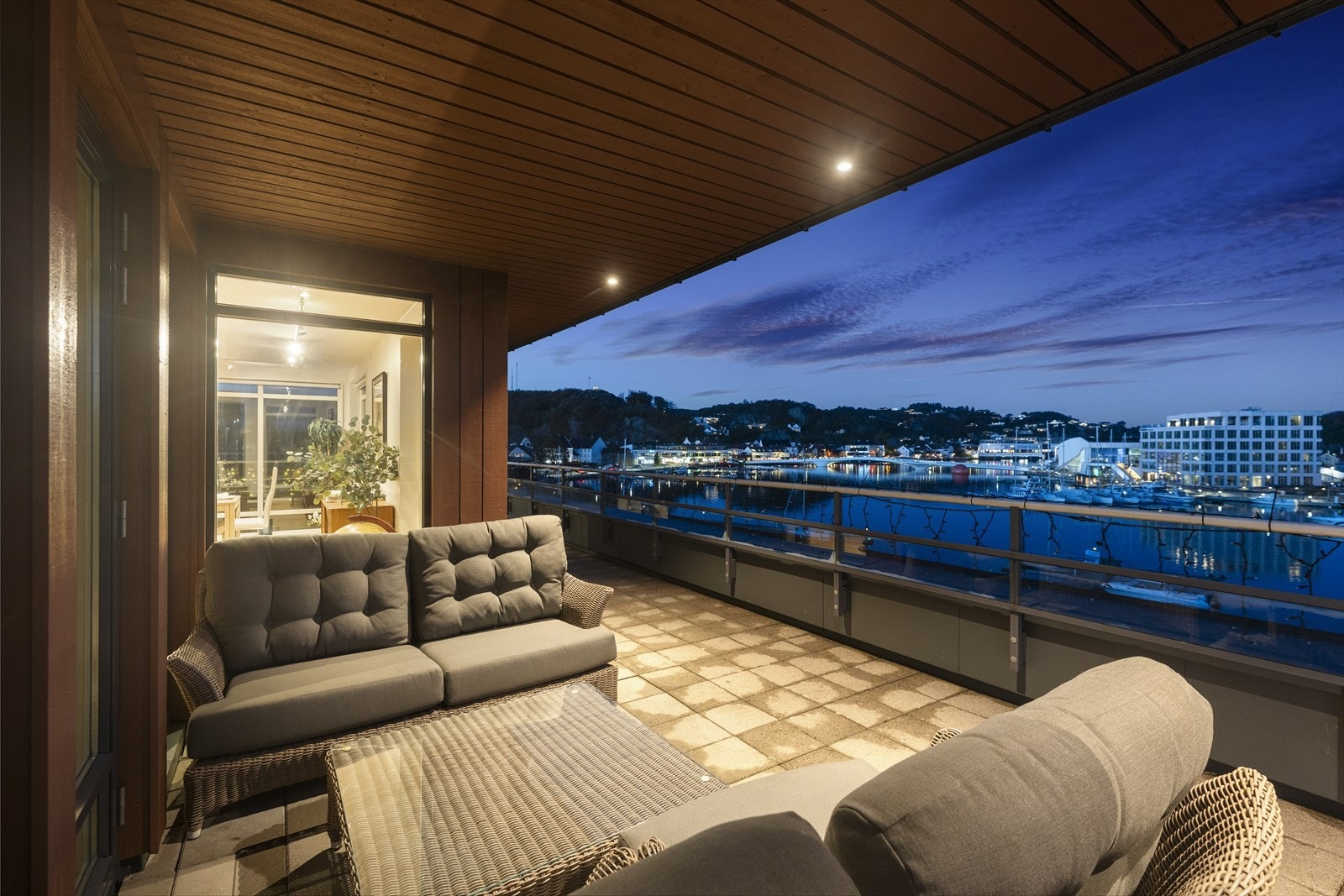 Her har man panorama utsikt mot sentrum og Mandalselva Galleribilde