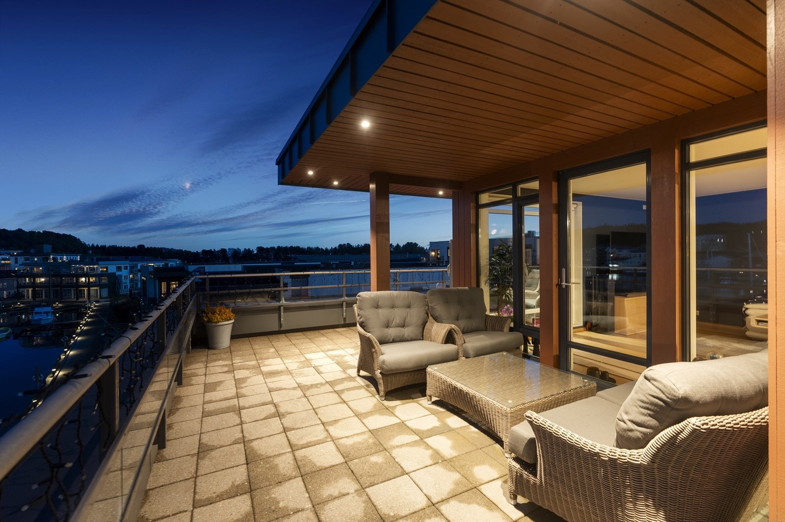 Her er det 90 kvm terrasse hvor man kan nyte dager og kvelder Galleribilde