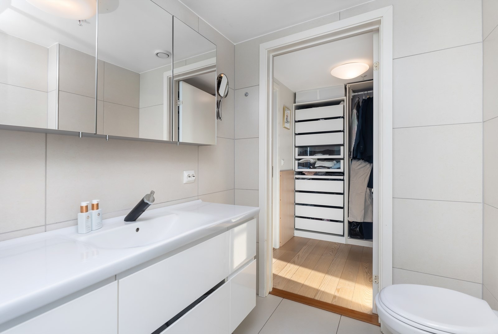 Baderom innforbi garderoberom Galleribilde