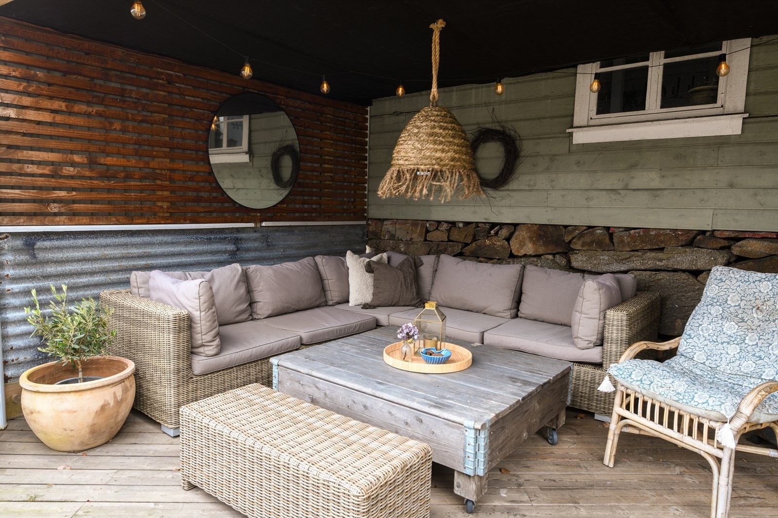 Koselig uteområde utenfor løa. Galleribilde