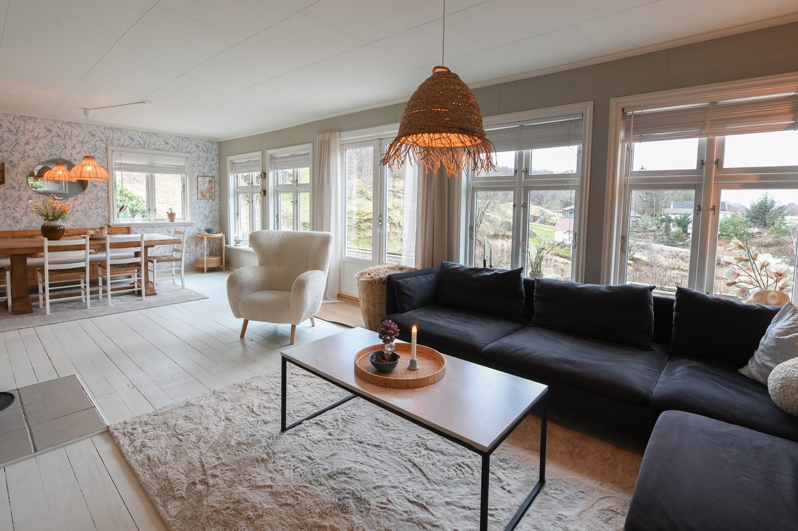 Lys og romslig stue! Herfa har du dobbel verandadør ut til veranda og hage! Galleribilde