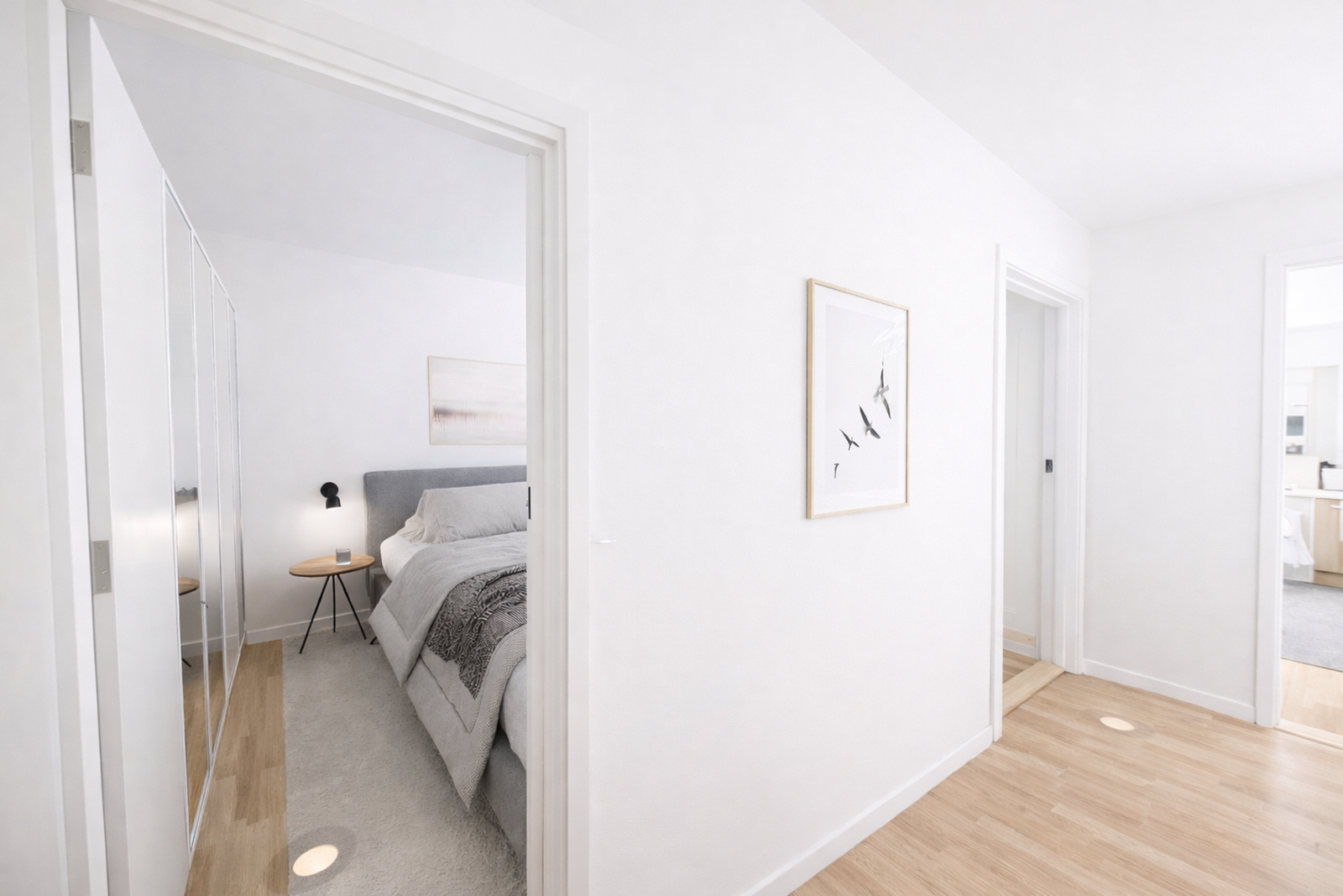Hovedsoverom med dør på hver side. Plass til større dobbelseng og skyvedørsgarderobe. Bildet er en 3D-visualisering av den aktuelle leiligheten Galleribilde