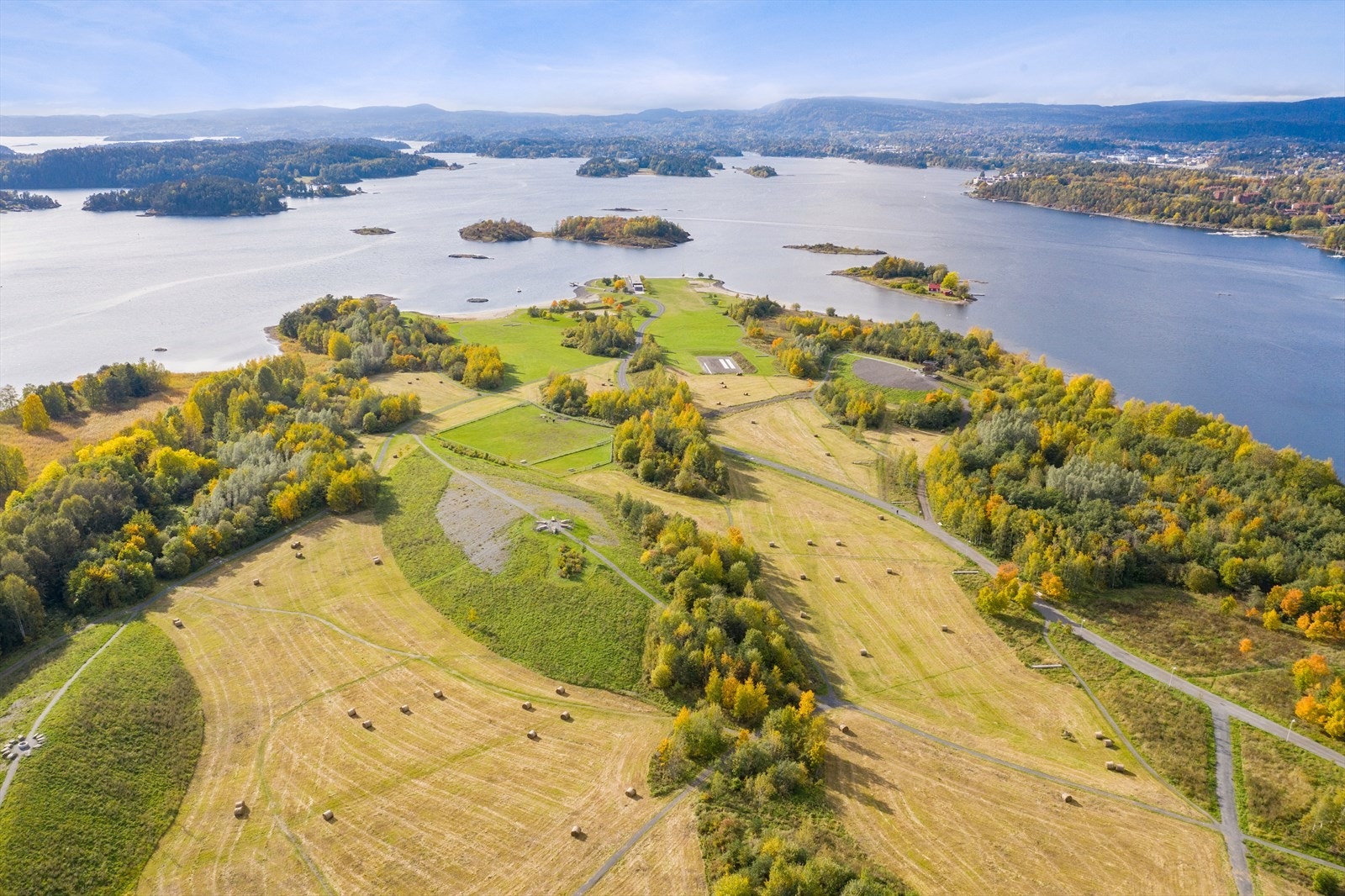 Storøya om høsten. Galleribilde