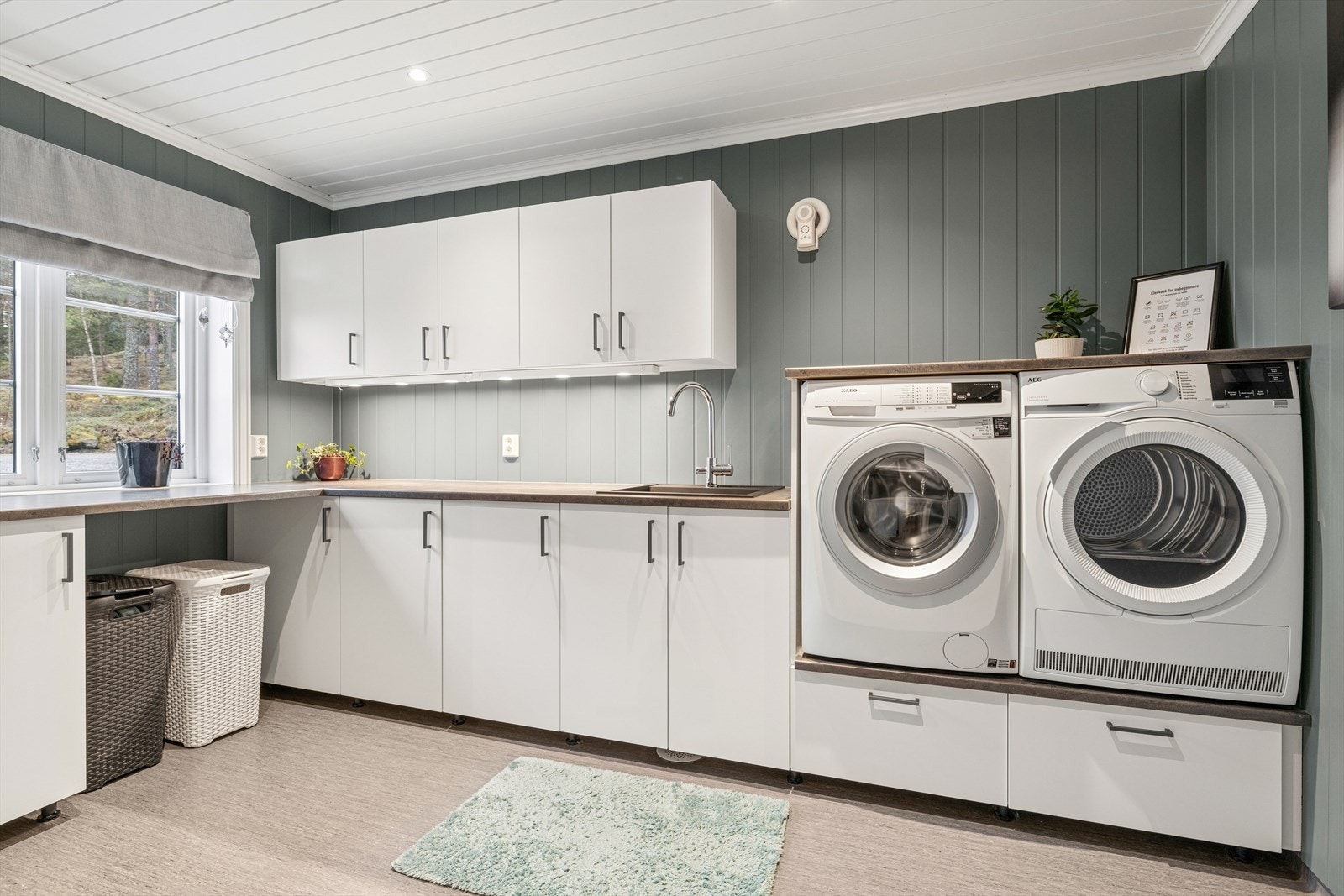 Vaskerommet er fra 2019 med vinylbelegg på gulv, panelplater på vegg og smartpanel himling. Galleribilde