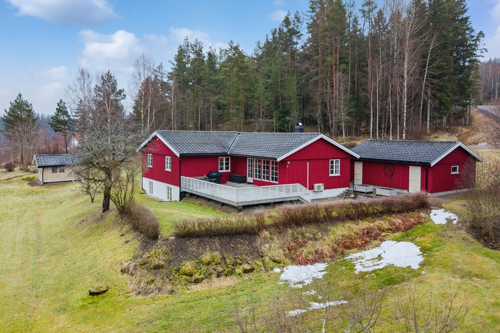 Hverdagslogistikken er enkel med gang- og sykkelvei til både Venstøp skole og Gulset ungdomsskole, som begge ligger kun få minutter unna. Flere barnehager, inkludert Venstøp og Lillefot, er også i umiddelbar nærhet. Galleribilde
