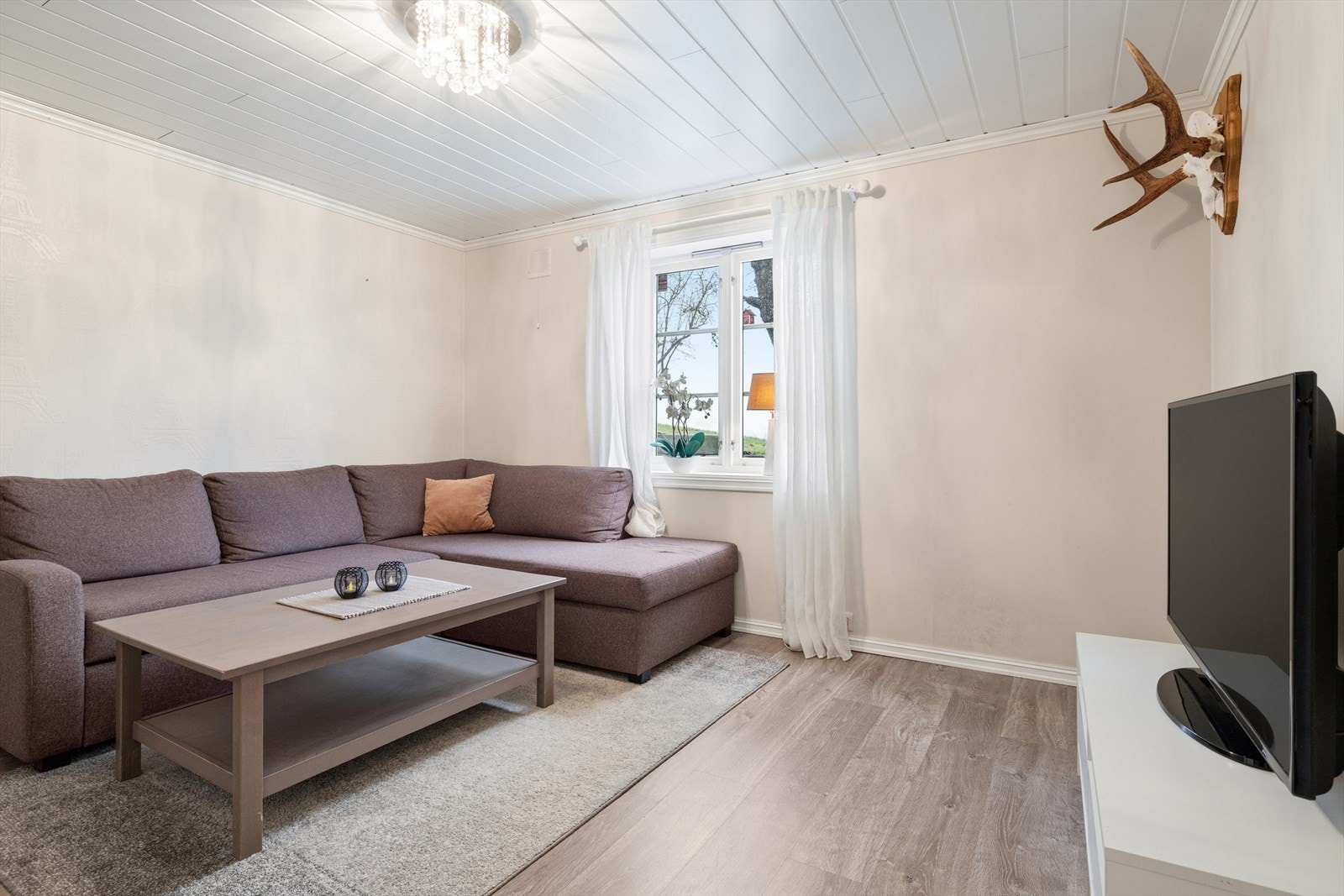 Underetasje har soverom - (rommet er idag innredet som stue). Galleribilde