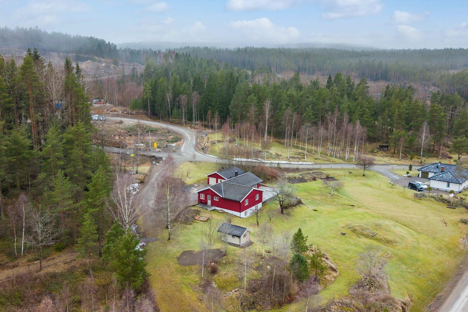 Kort vei til Google. For den aktive familien byr nærområdet på flotte muligheter. Rett ved boligen finner du lysløype og turstier som strekker seg inn i skogen - perfekt for løpeturer etter jobb eller skiturer på vinteren. Galleribilde