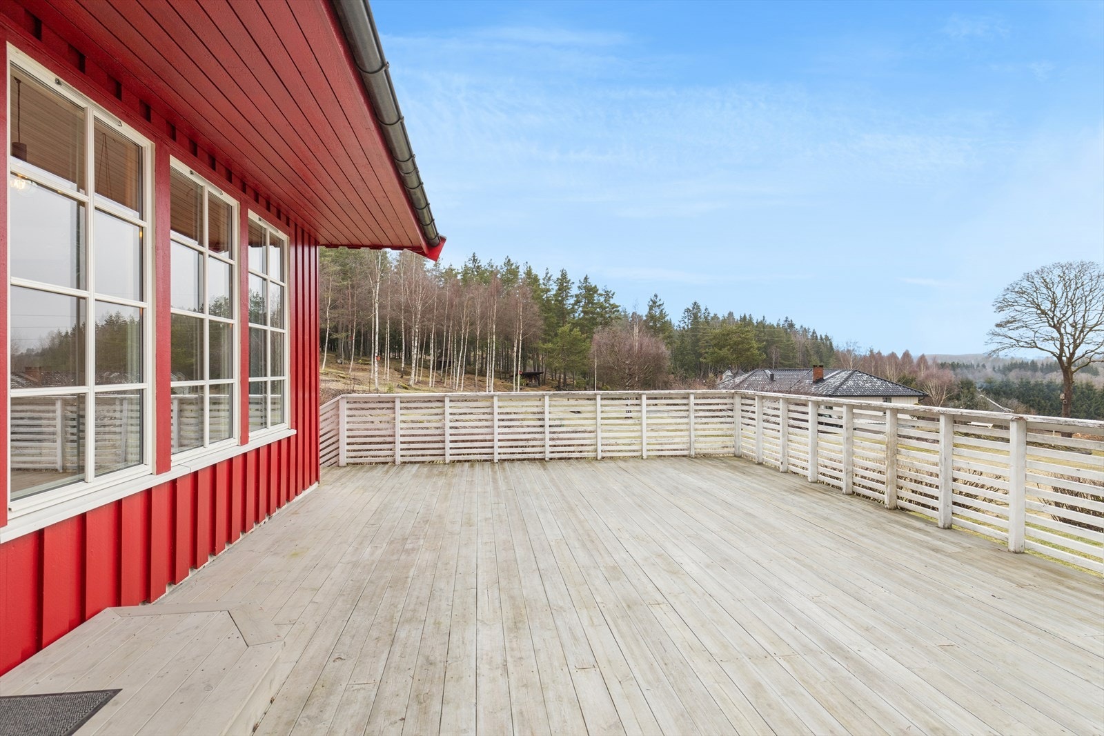 Fra stuen er det utgang til romslig terrasse. Galleribilde