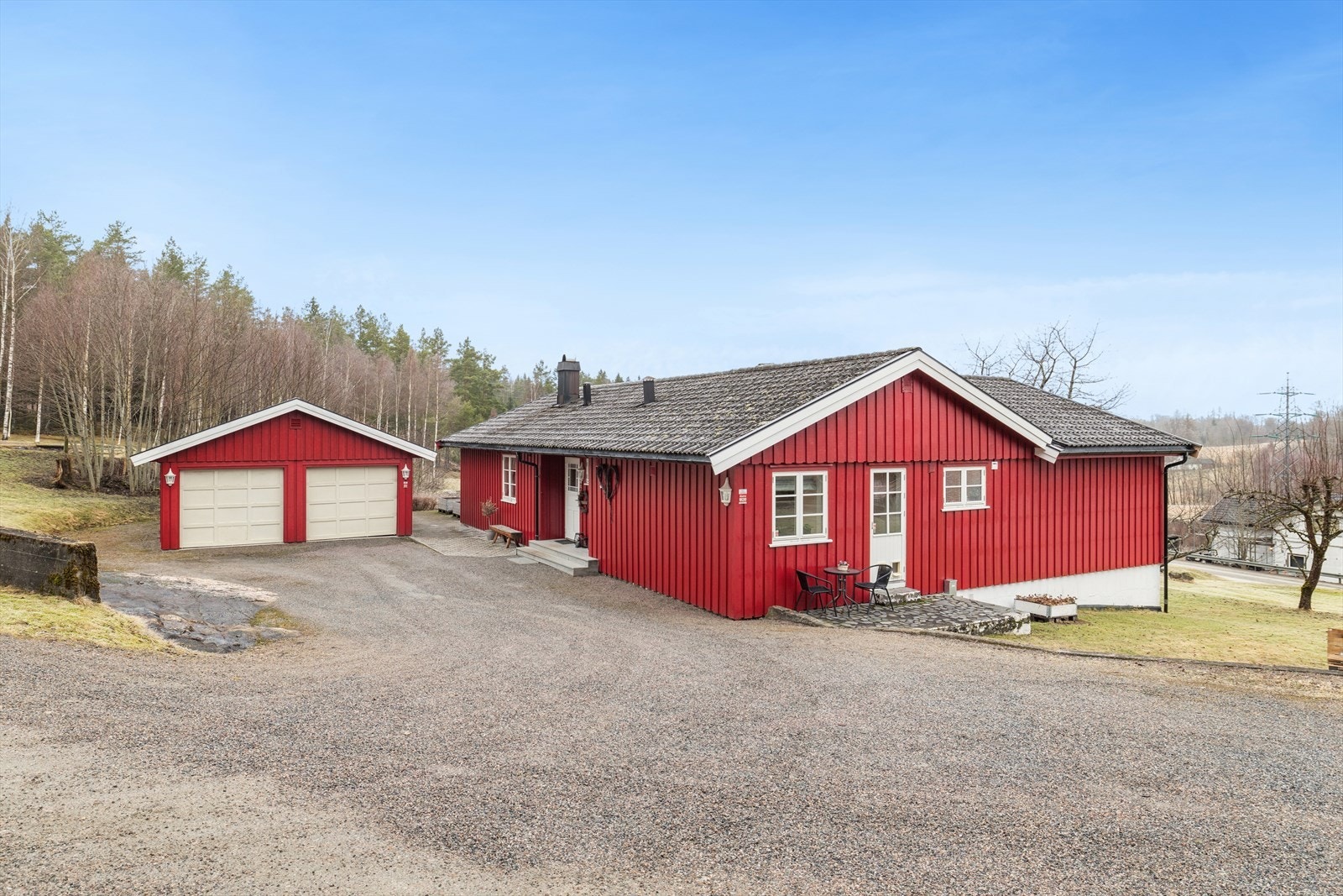 En kjekk, ivaretatt familiebolig som byr på høy trivselsfaktor for hele familien. Rolig beliggenhet med alt store og små trenger for å bo godt. Galleribilde