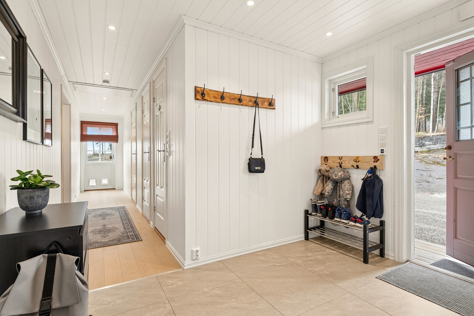 Trivelig entrè og gang som ønsker deg velkommen inn, god plass til å henge fra seg ytterklær. Gangen har utgang til terrasse. Galleribilde