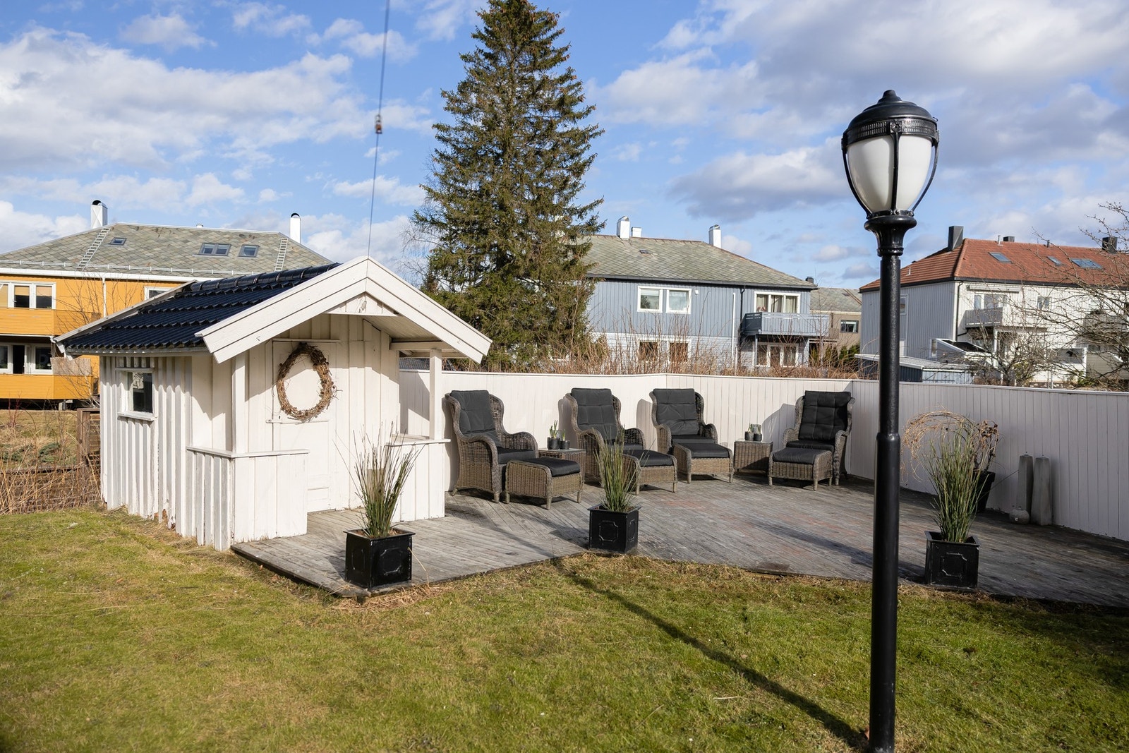 Svært god plass i hagen med etablert markterrasse og dukkestue. Galleribilde