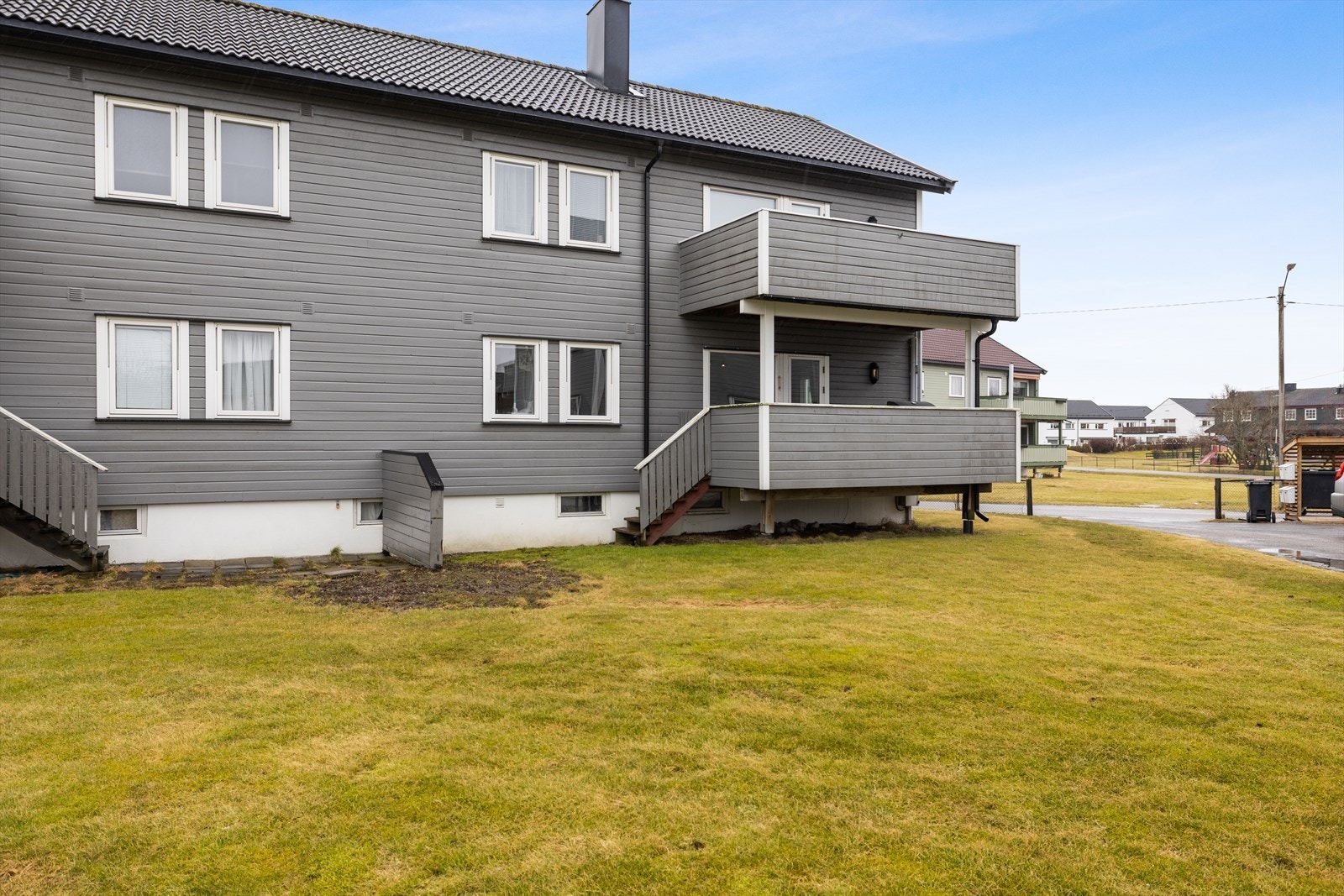 Leiligheten ligger i 1.etasje med vestvendt balkong Galleribilde