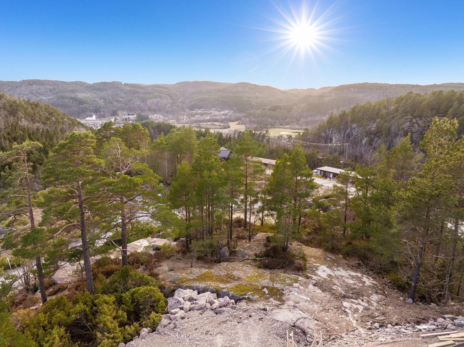 Velkommen til Midtheitoppen 25! Tomten er presentert av Gaute Kverneland v/Aktiv Eiendomsmegling avd. Kristiansand. Foto: Ivars Upe Galleribilde