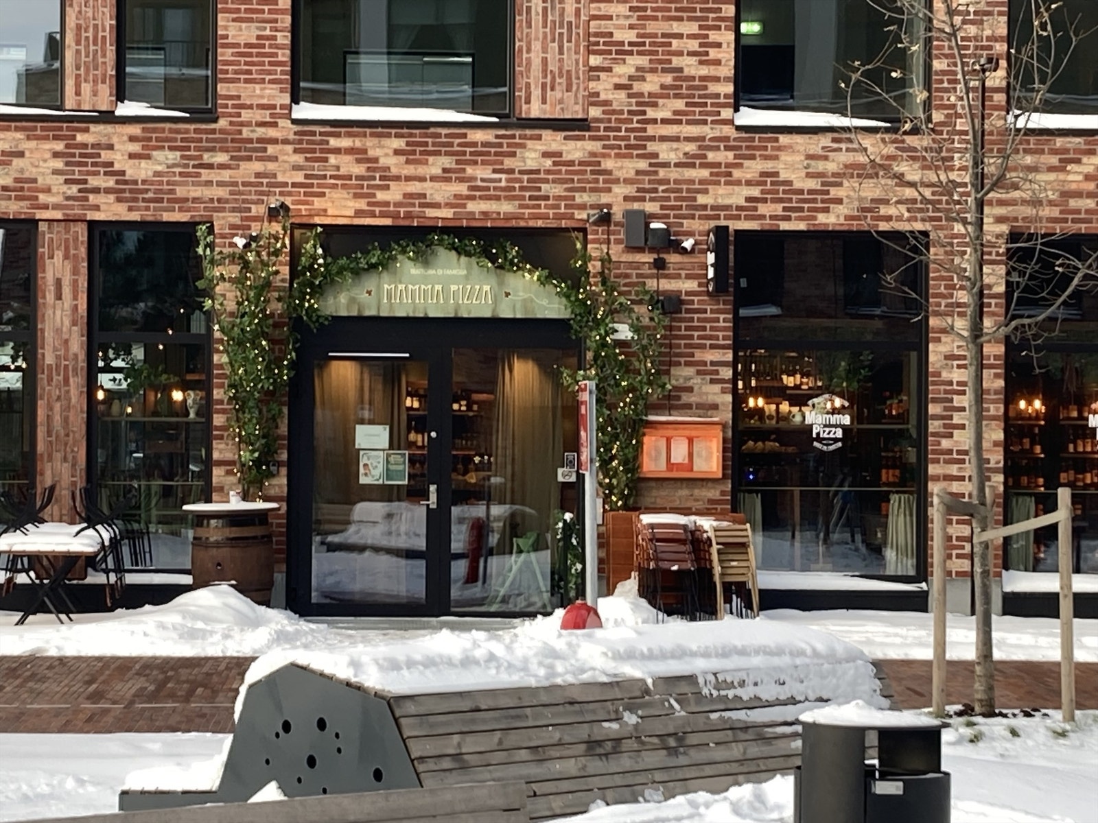 I nærområdet finner du flere spisesteder, Mamma Pizza finner du bare noen meter fra leiligheten. Galleribilde