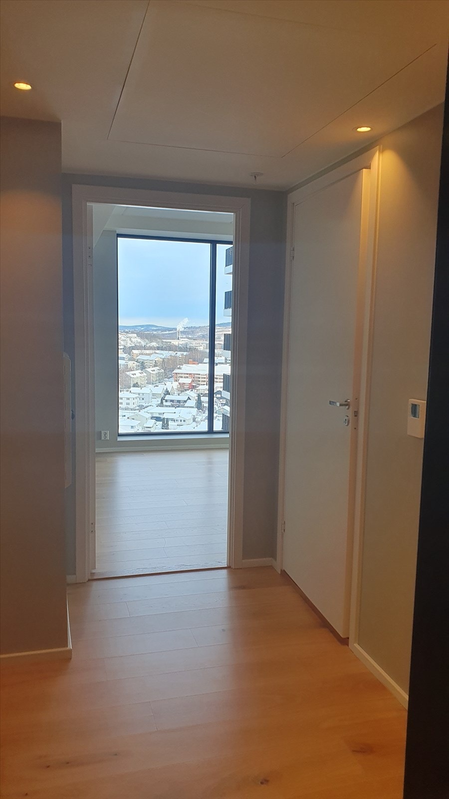 Innbydende gang med god plass til å henge fra seg yttertøy. Galleribilde