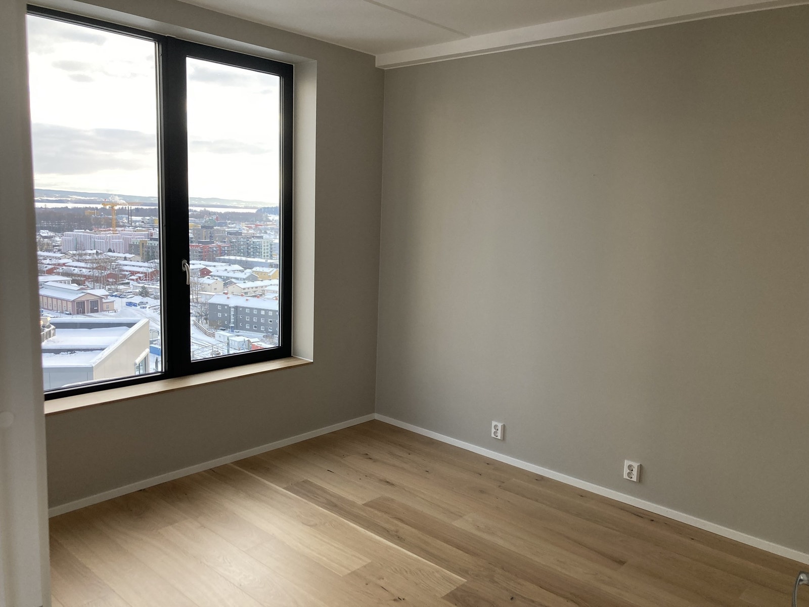 Leiligheten har et soverom med plass til seng og oppbevaringsmøbler. Galleribilde