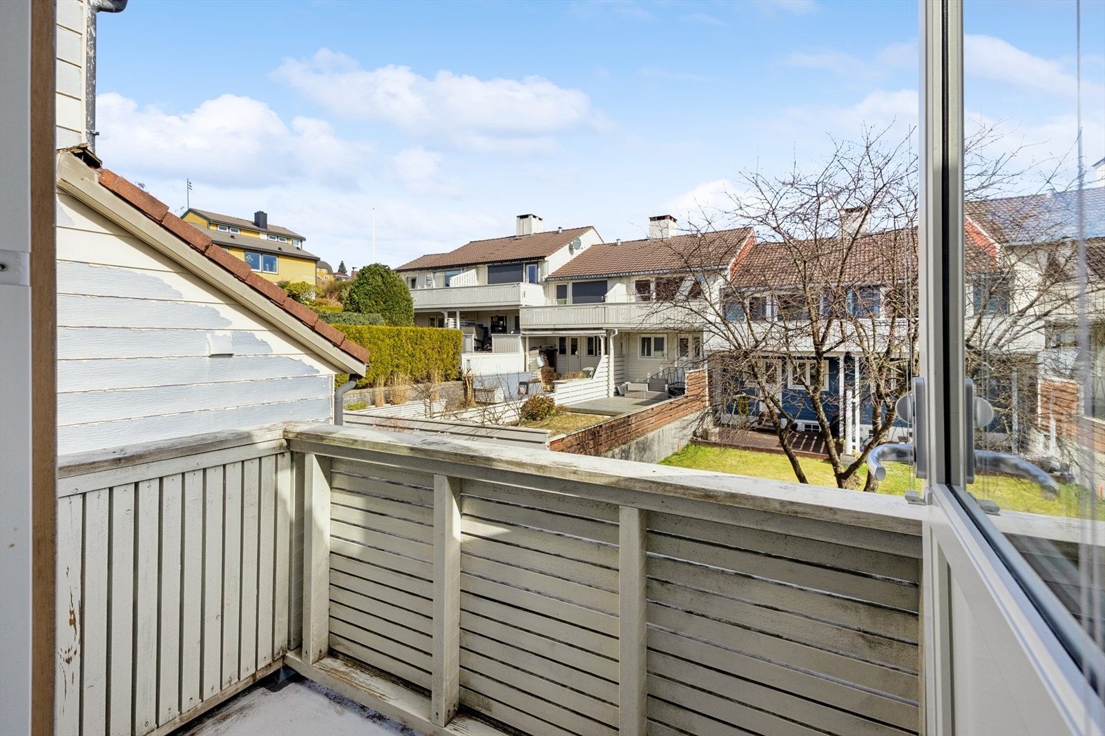 Fra etasjen er det utgang til en balkong på 2 m² via en dør fra 2015. Galleribilde