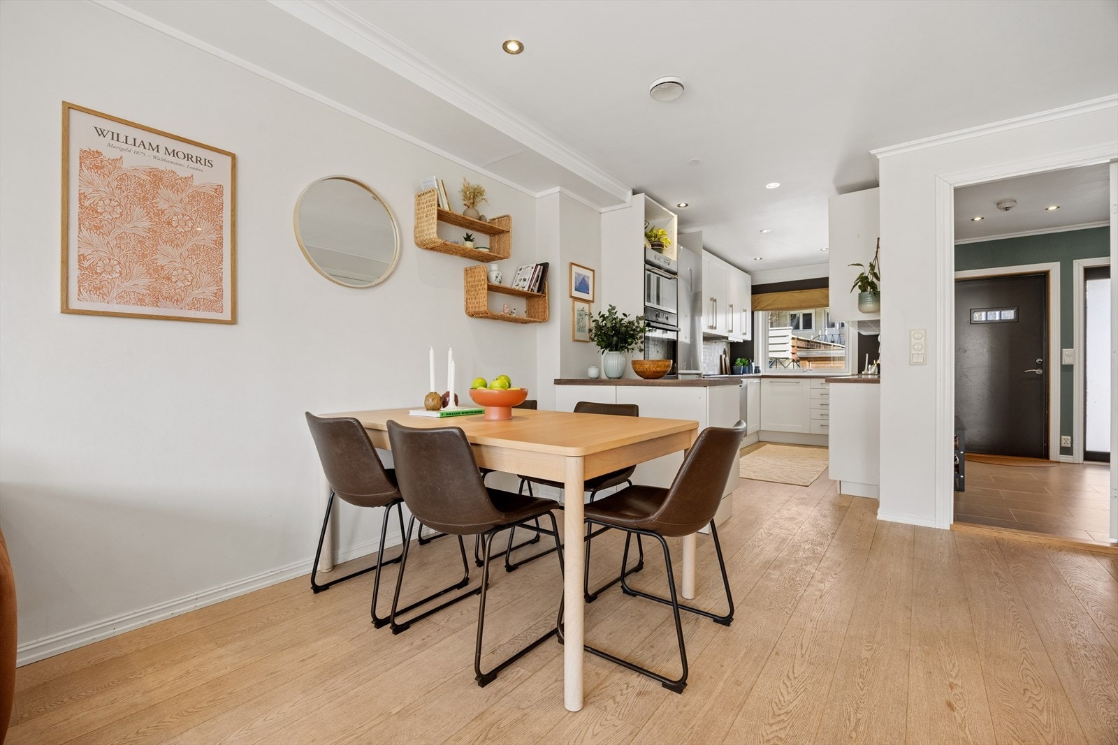 Spiseområde er praktisk plassert ved kjøkkenet. Galleribilde